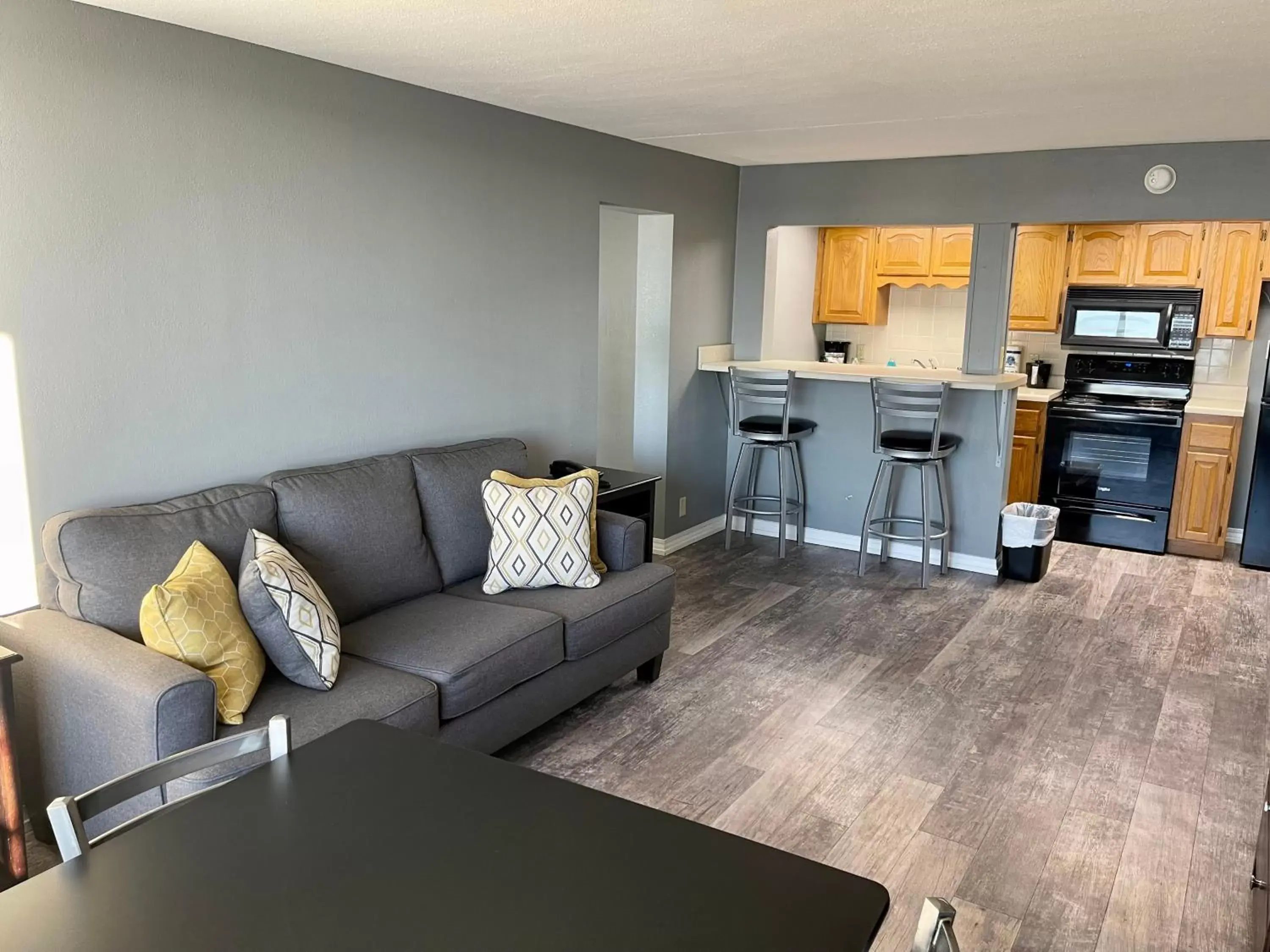 Kitchen or kitchenette, Seating Area in Lake Norfork Resort