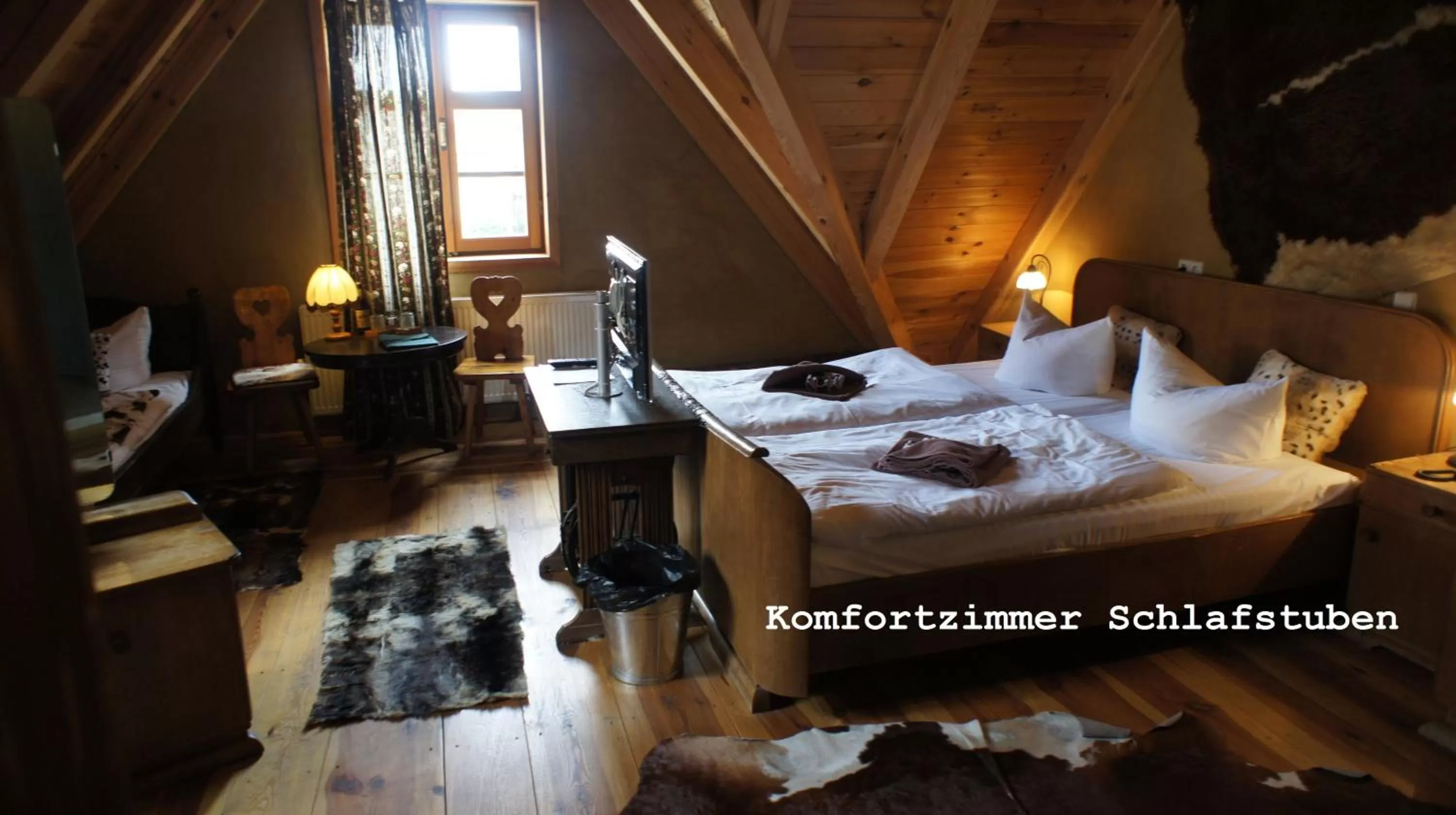 Photo of the whole room, Bed in Exempel Schlafstuben und Quartier Langer Hals