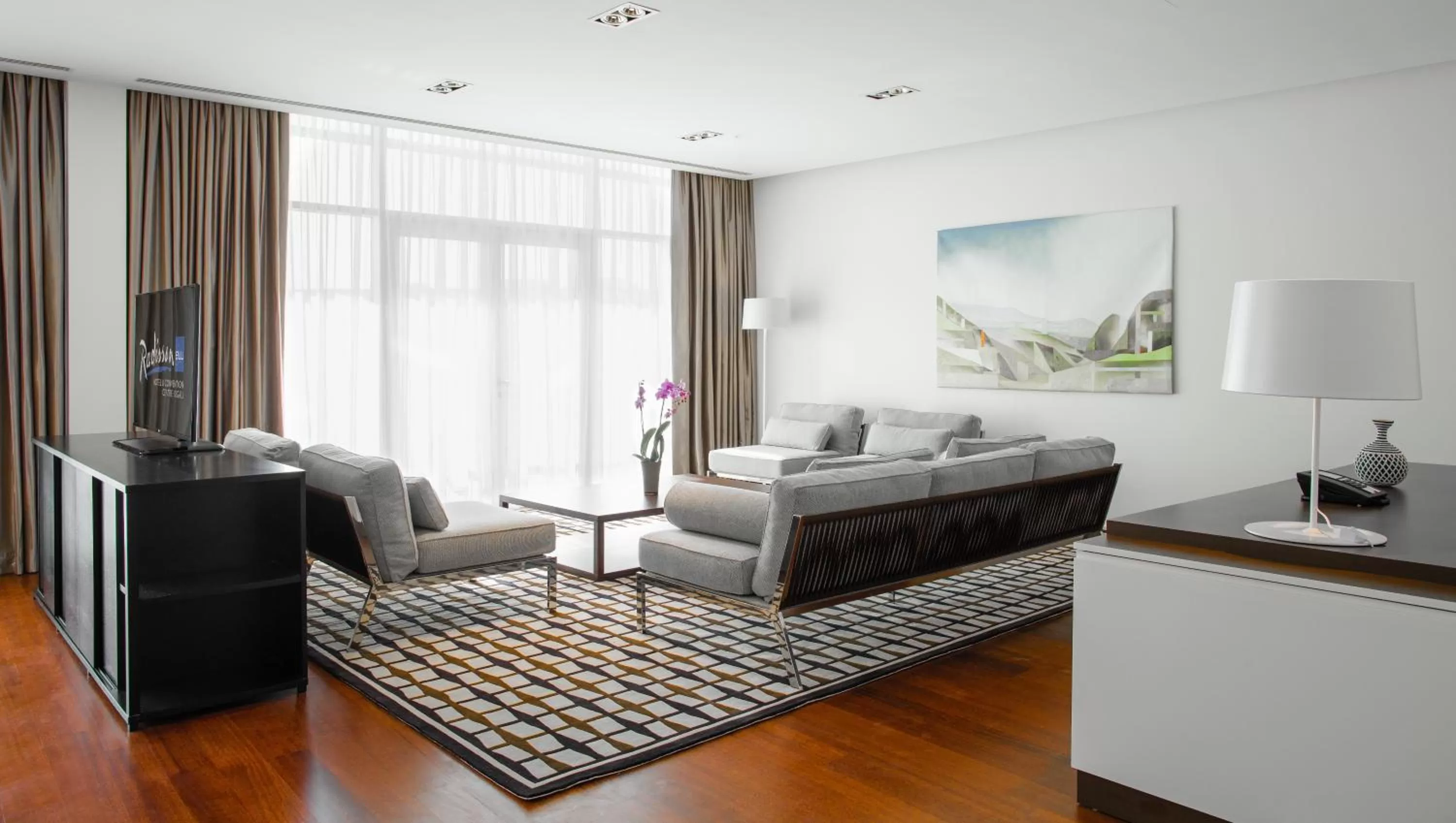 Living room, Bed in Radisson Blu Hotel & Convention Centre Kigali