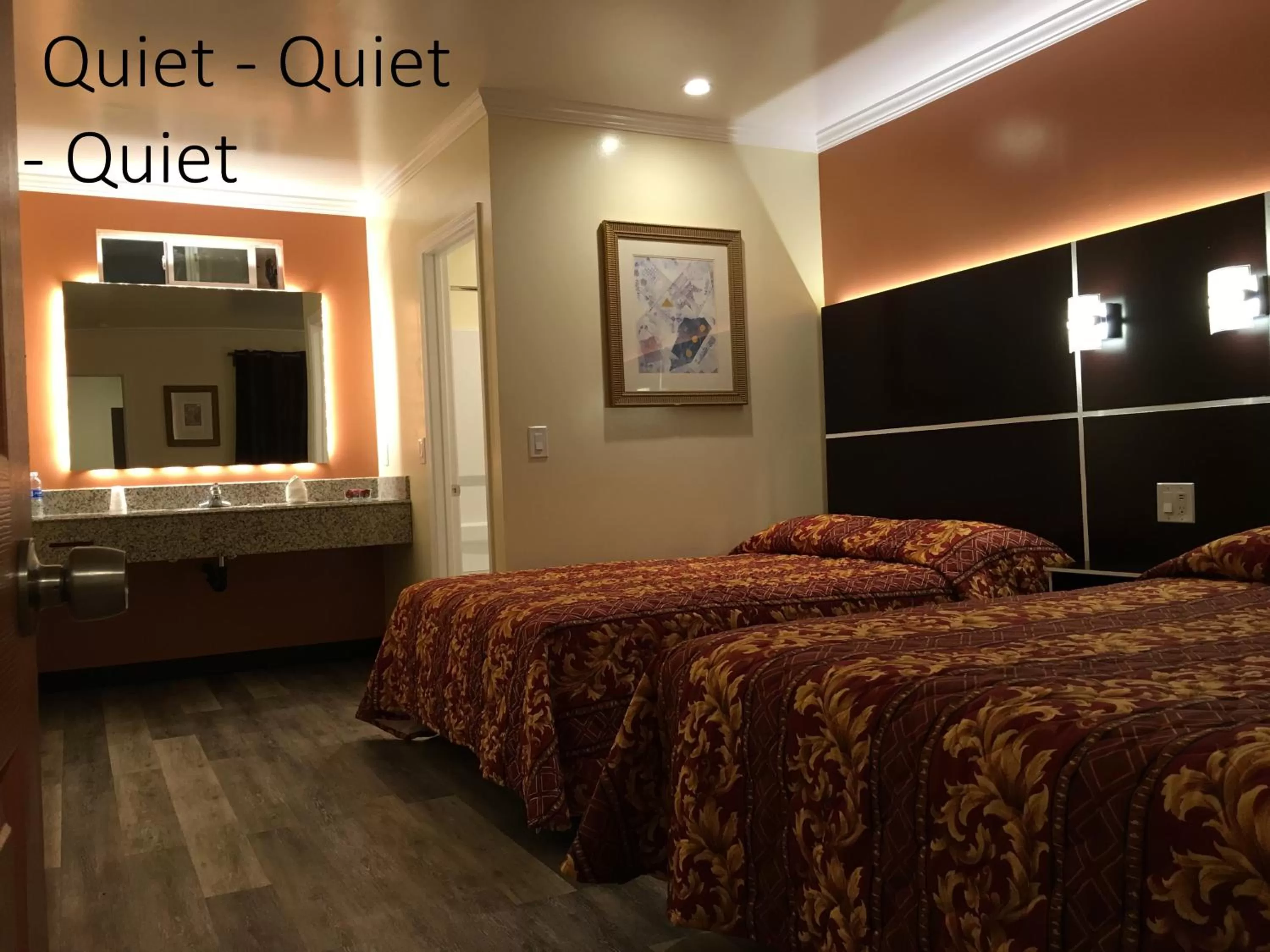 Photo of the whole room, Bed in Lincoln Park Motel