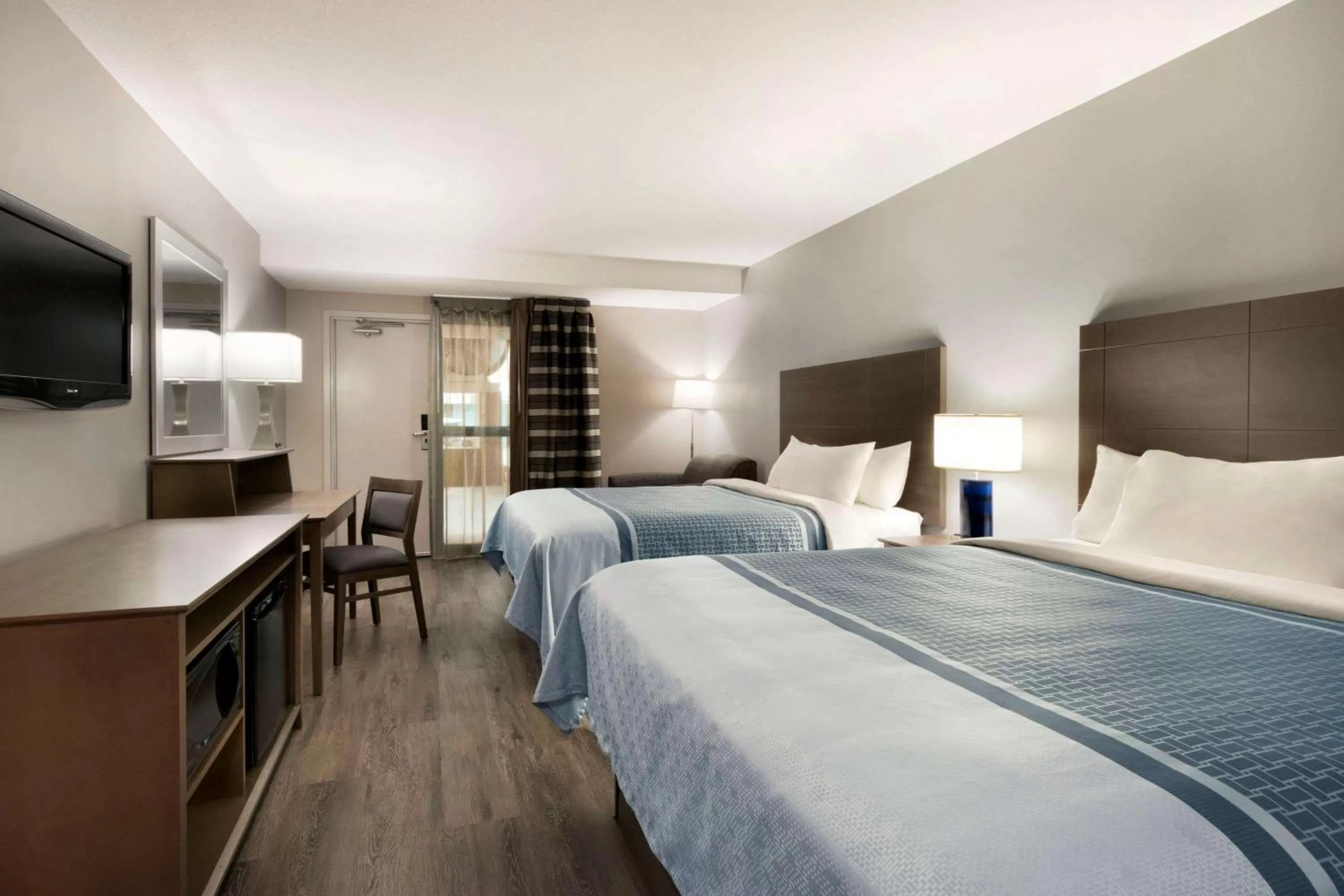 Photo of the whole room, Bed in Travelodge Hotel by Wyndham Saskatoon