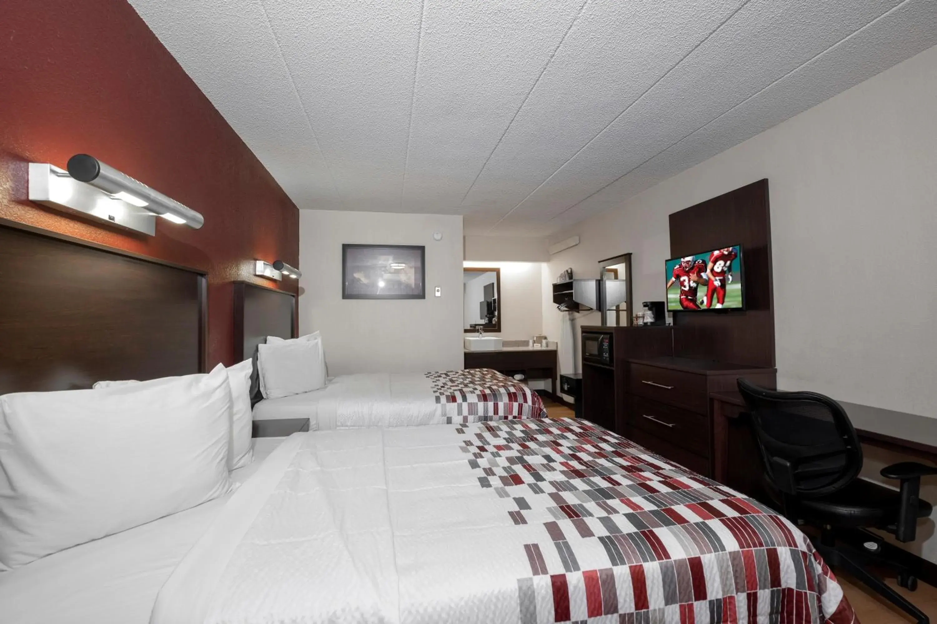 Photo of the whole room, Bed in Red Roof Inn Washington DC-Lanham