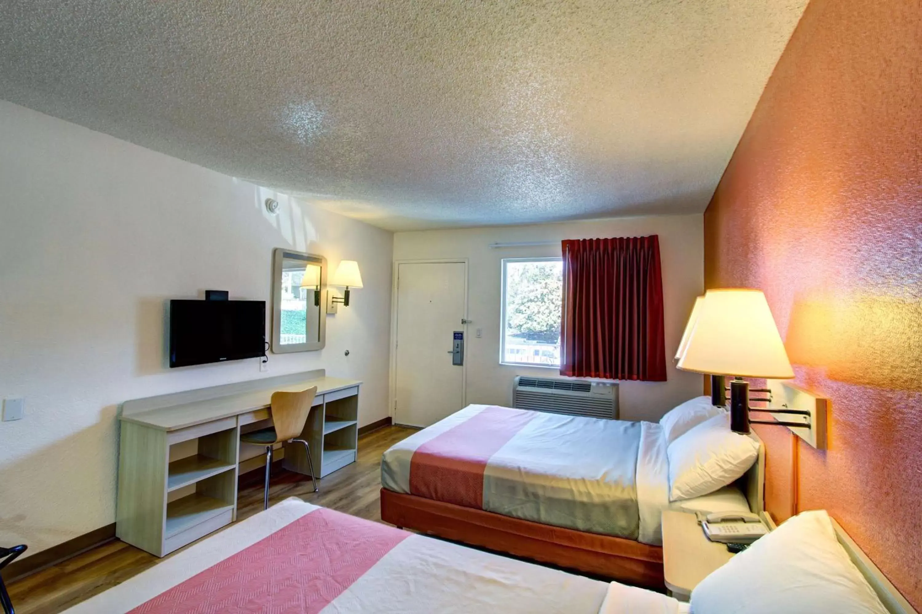 TV and multimedia, Room Photo in Motel 6-La Mesa, CA - San Diego