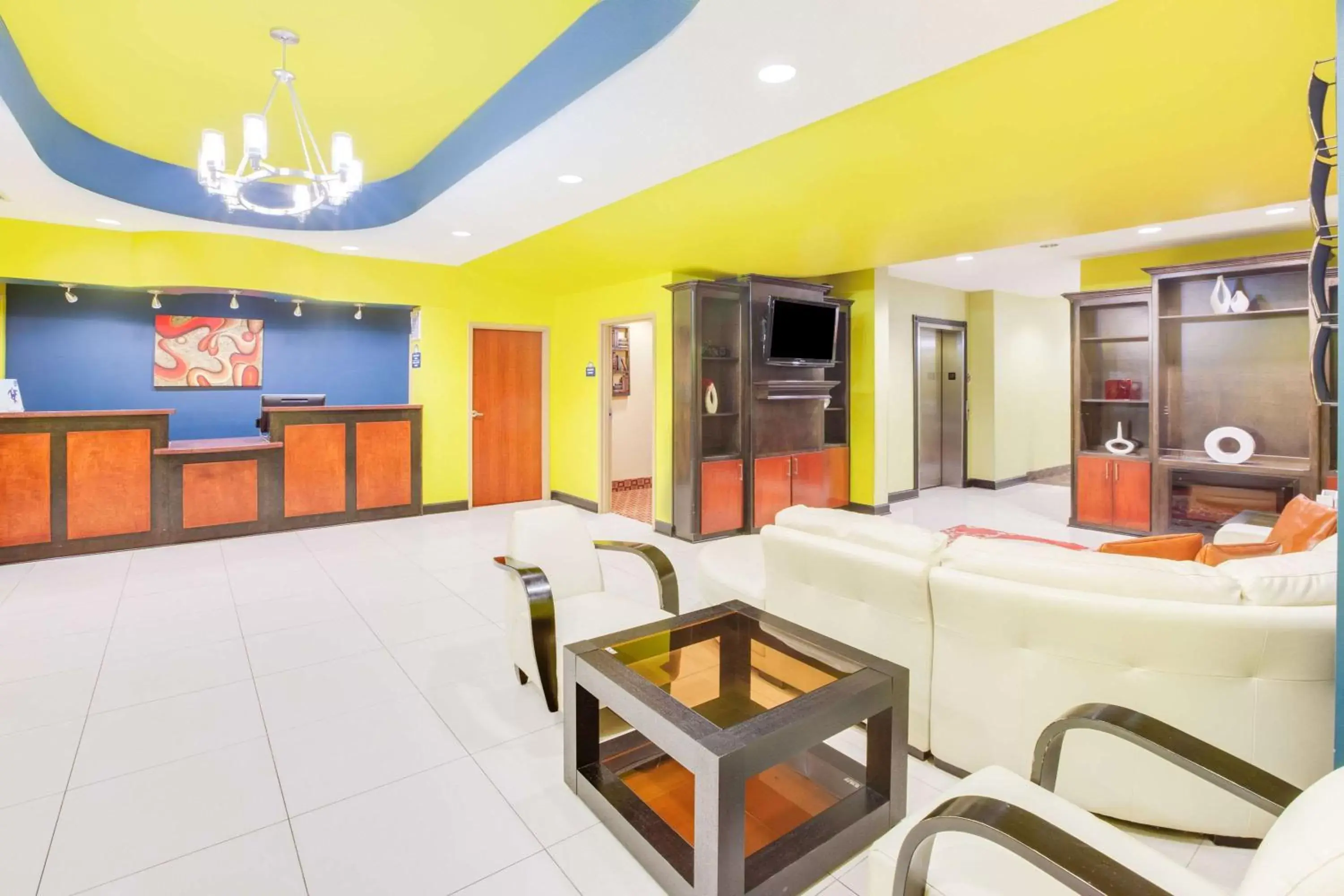 Lobby or reception in Days Inn & Suites by Wyndham Russellville