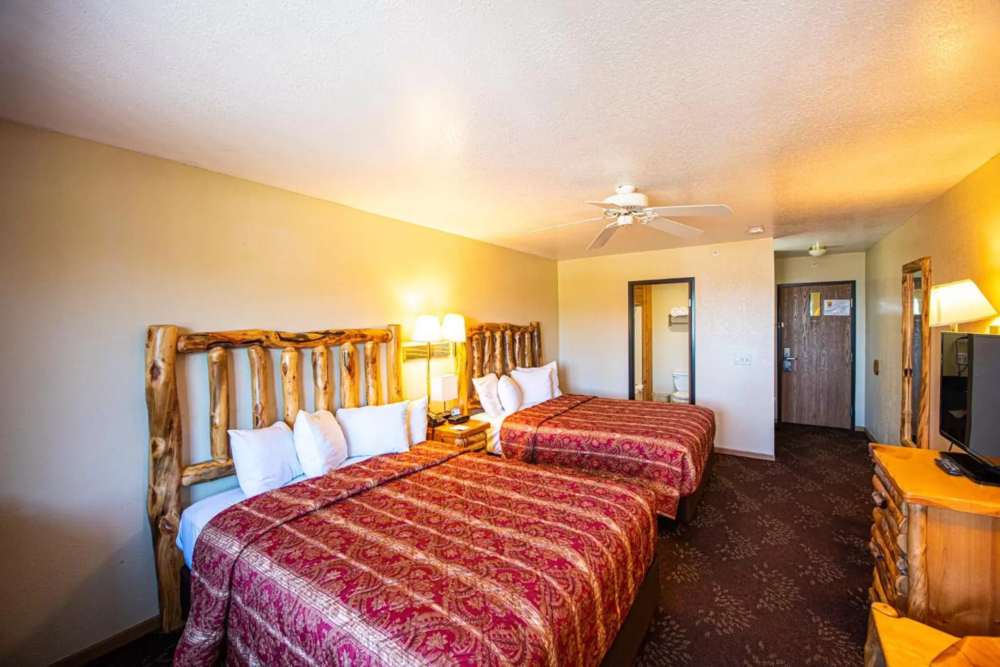 Bed in Super 8 by Wyndham Bridgeview of Mackinaw City