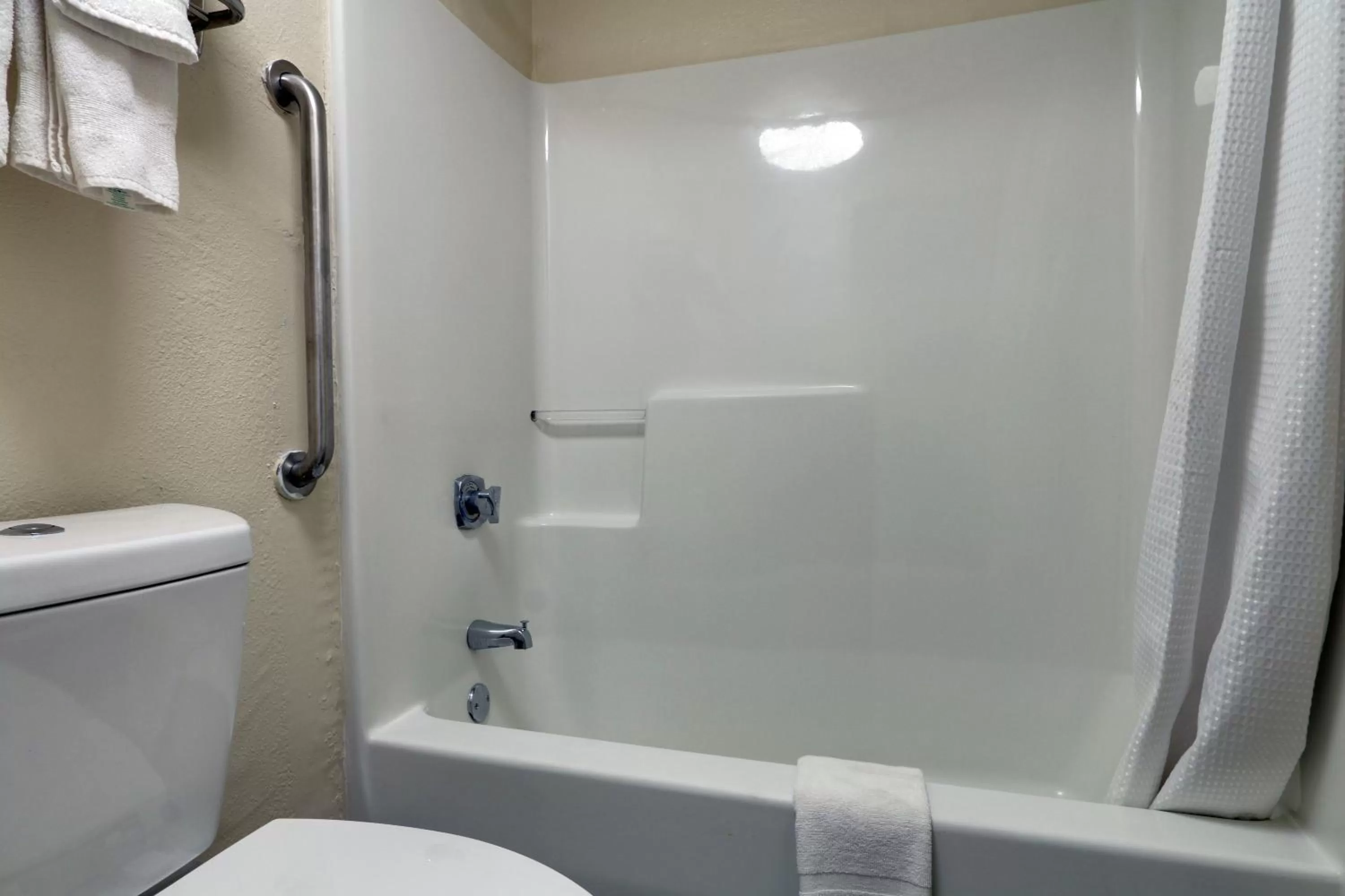 Bathroom in Baymont by Wyndham Ridgeland I-95