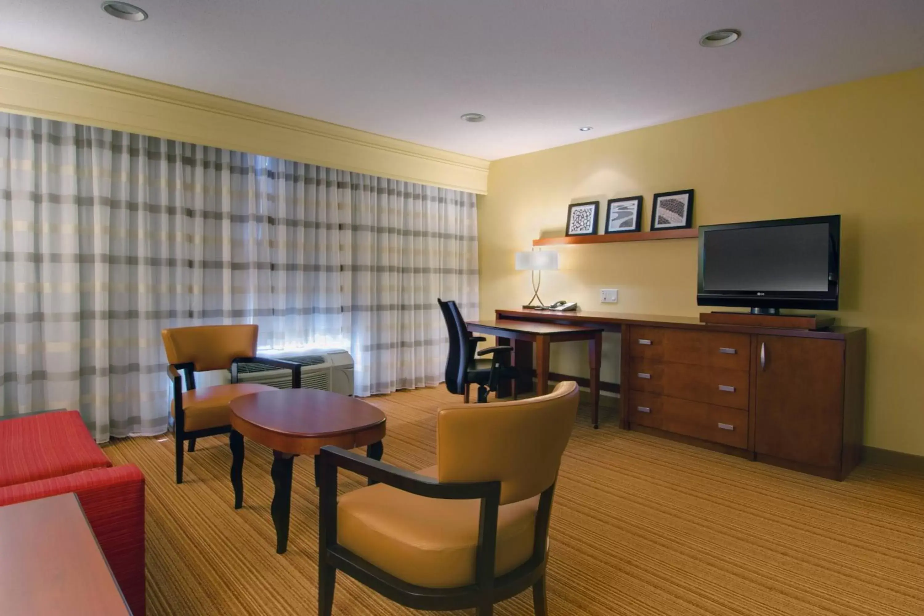 Photo of the whole room, Seating Area in Courtyard by Marriott Madison East