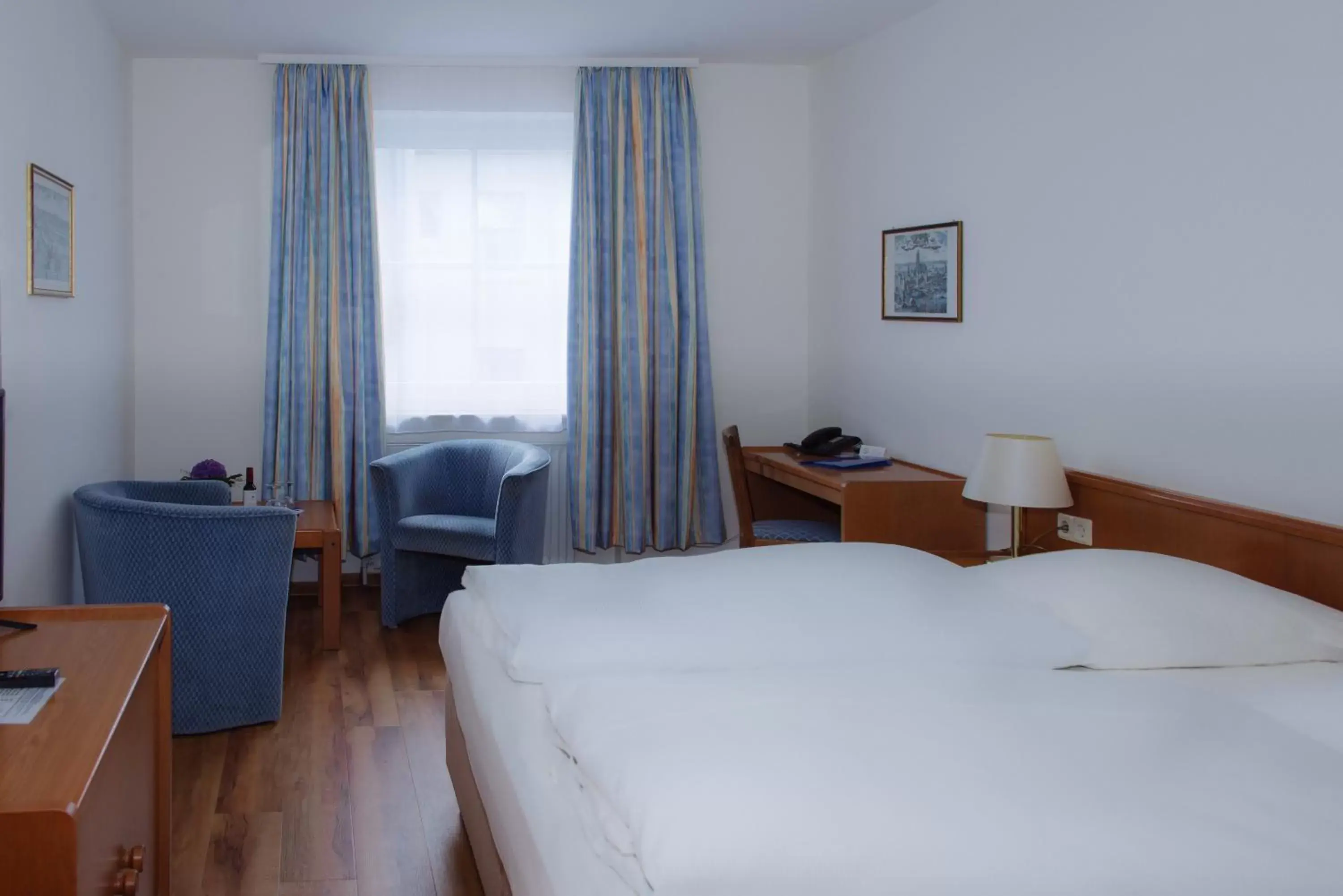 Photo of the whole room, Bed in Hotel Deutscher Kaiser