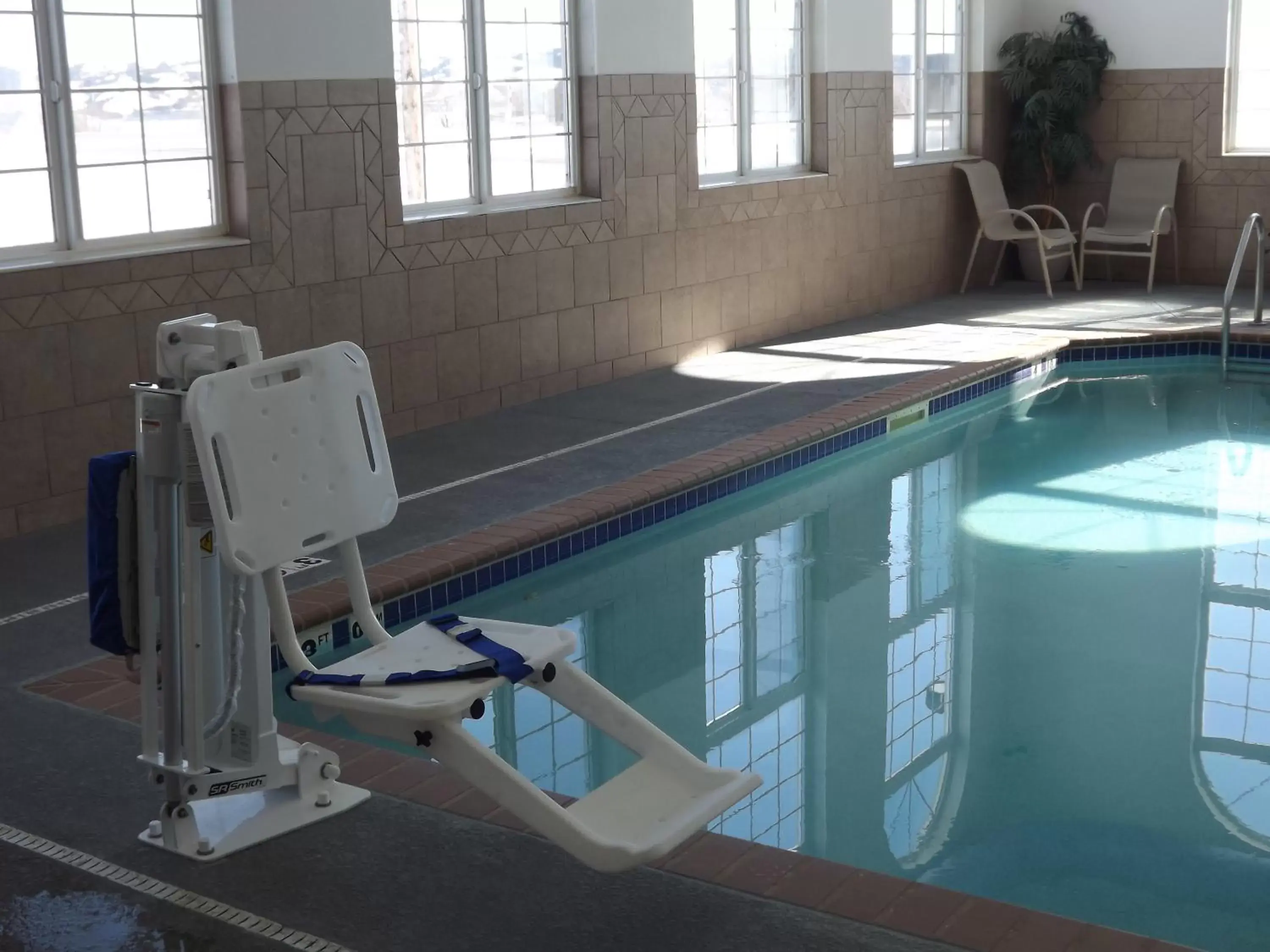 Swimming Pool in Howard Johnson by Wyndham Oacoma Hotel & Suites