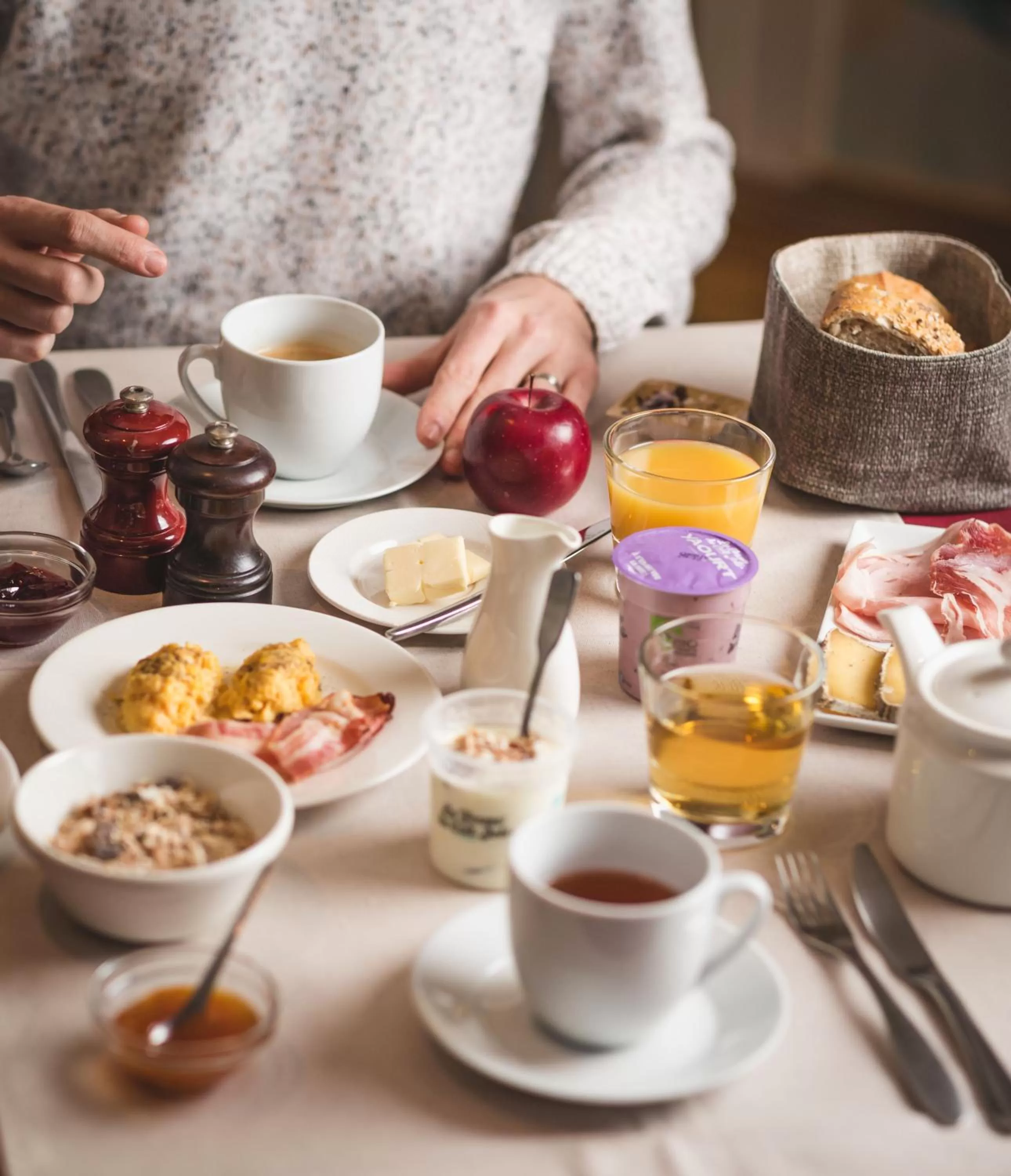 Breakfast in La Terrasse Fleurie, Logis, Hôtel et Restaurant