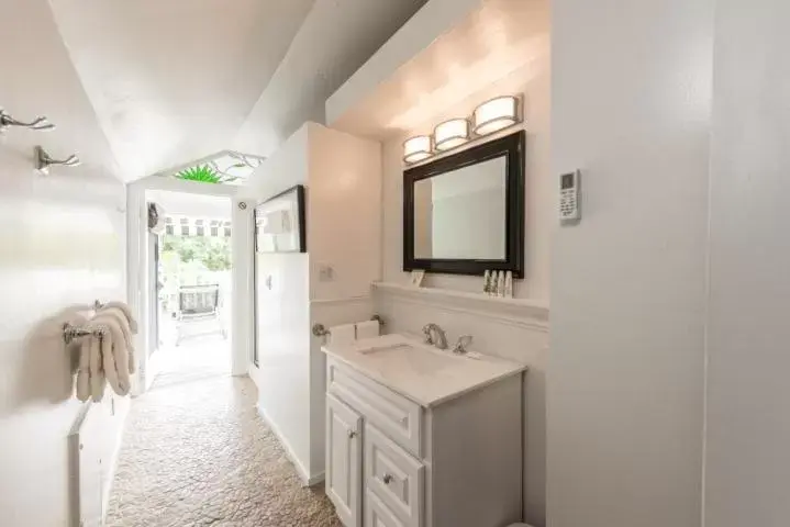 Room 9: Queen Room in Alexander's Gay Lesbian Guesthouse (Adult Only 21+) Room 9: Queen Room in Alexander's Gay Lesbian Guesthouse (Adult Only 21+)