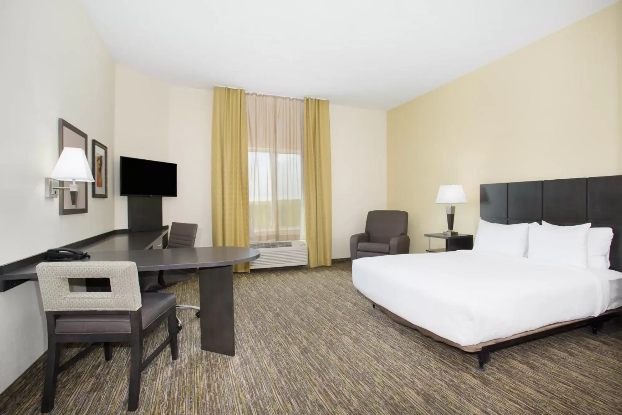 Bedroom, TV/Entertainment Center in Candlewood Suites Longmont, an IHG Hotel