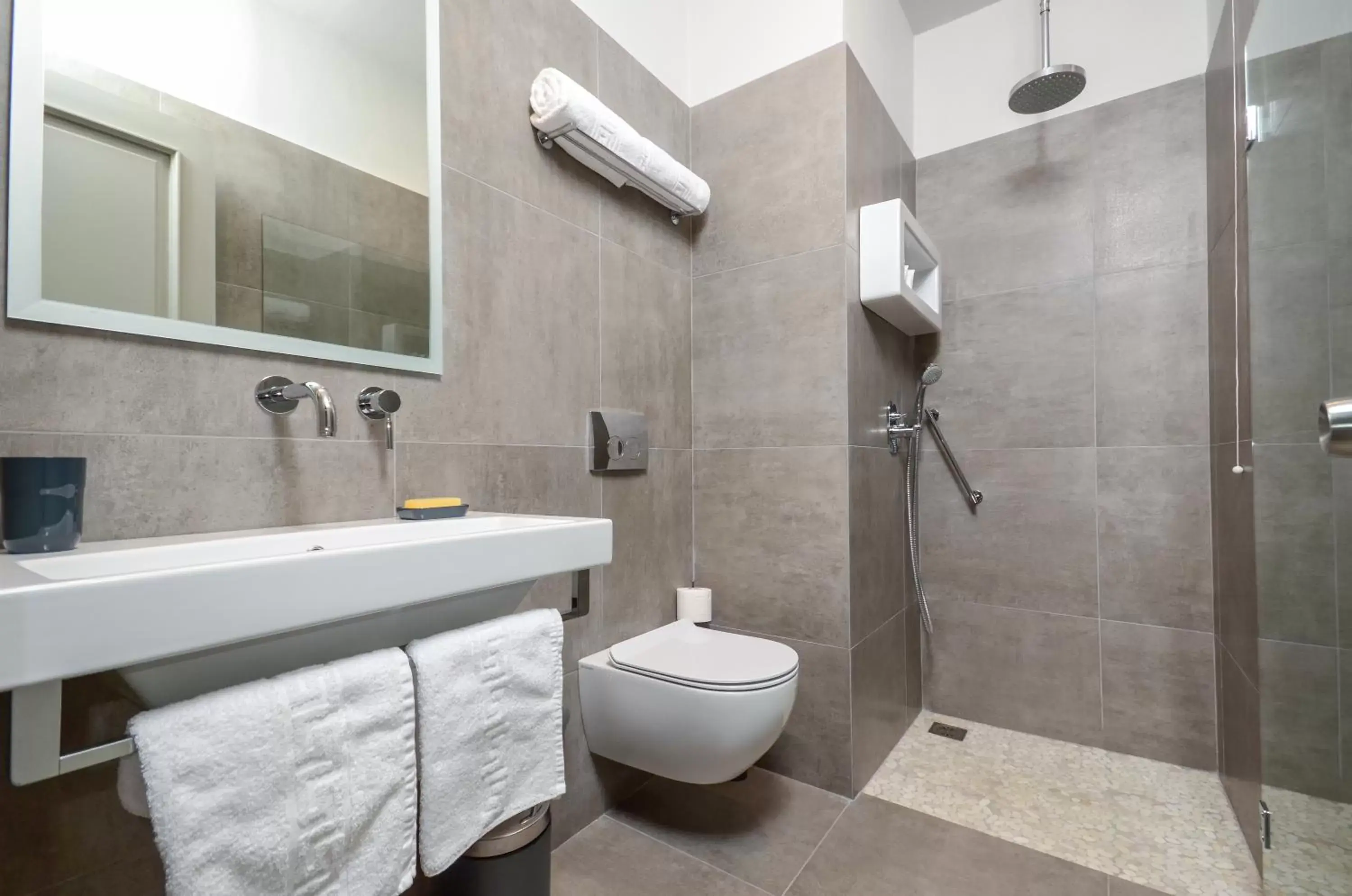Shower, Bathroom in Hotel Grotta