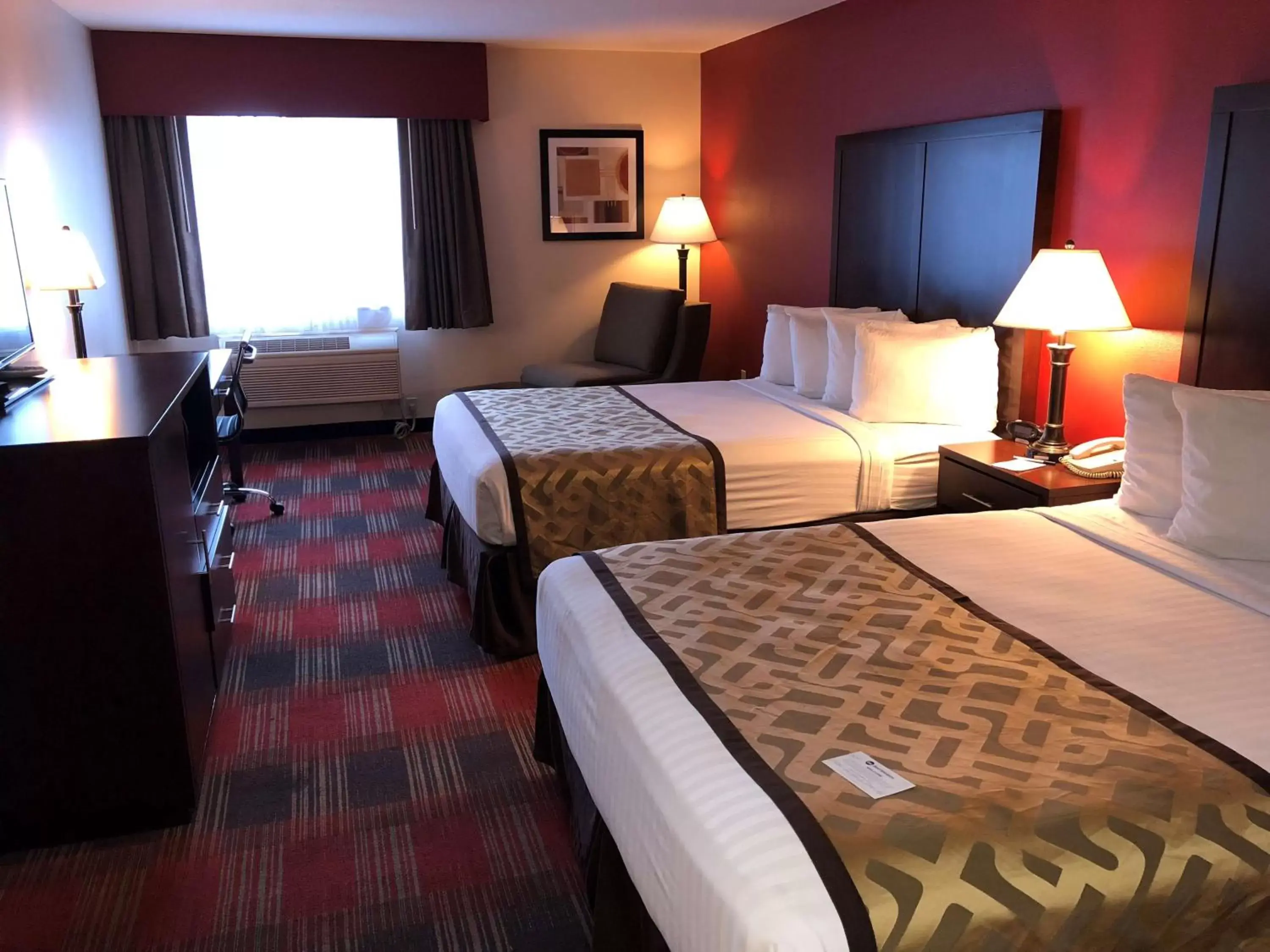 Photo of the whole room, Bed in Best Western Dallas Inn & Suites