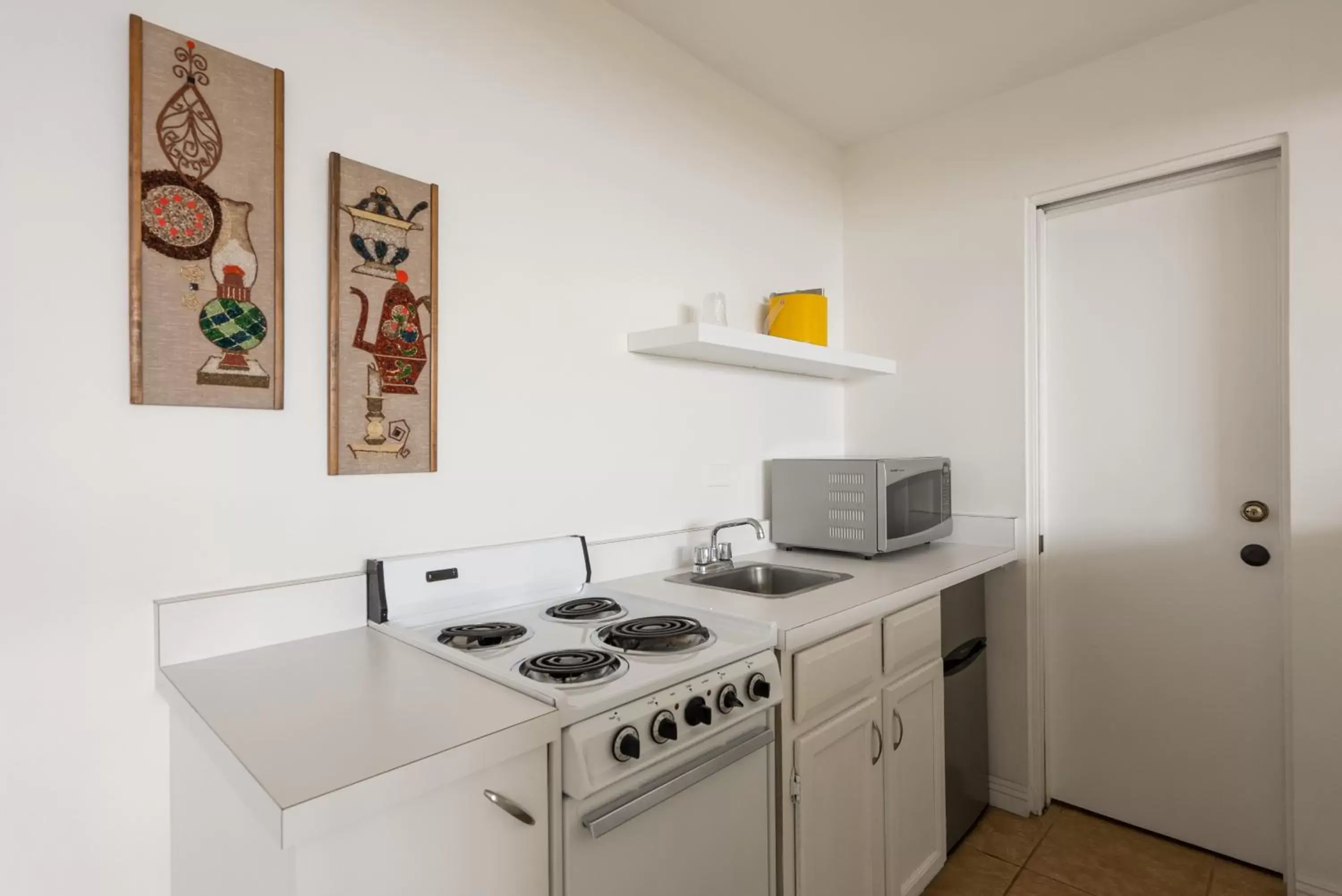 Kitchen/Kitchenette in The Monkey Tree Hotel by AvantStay