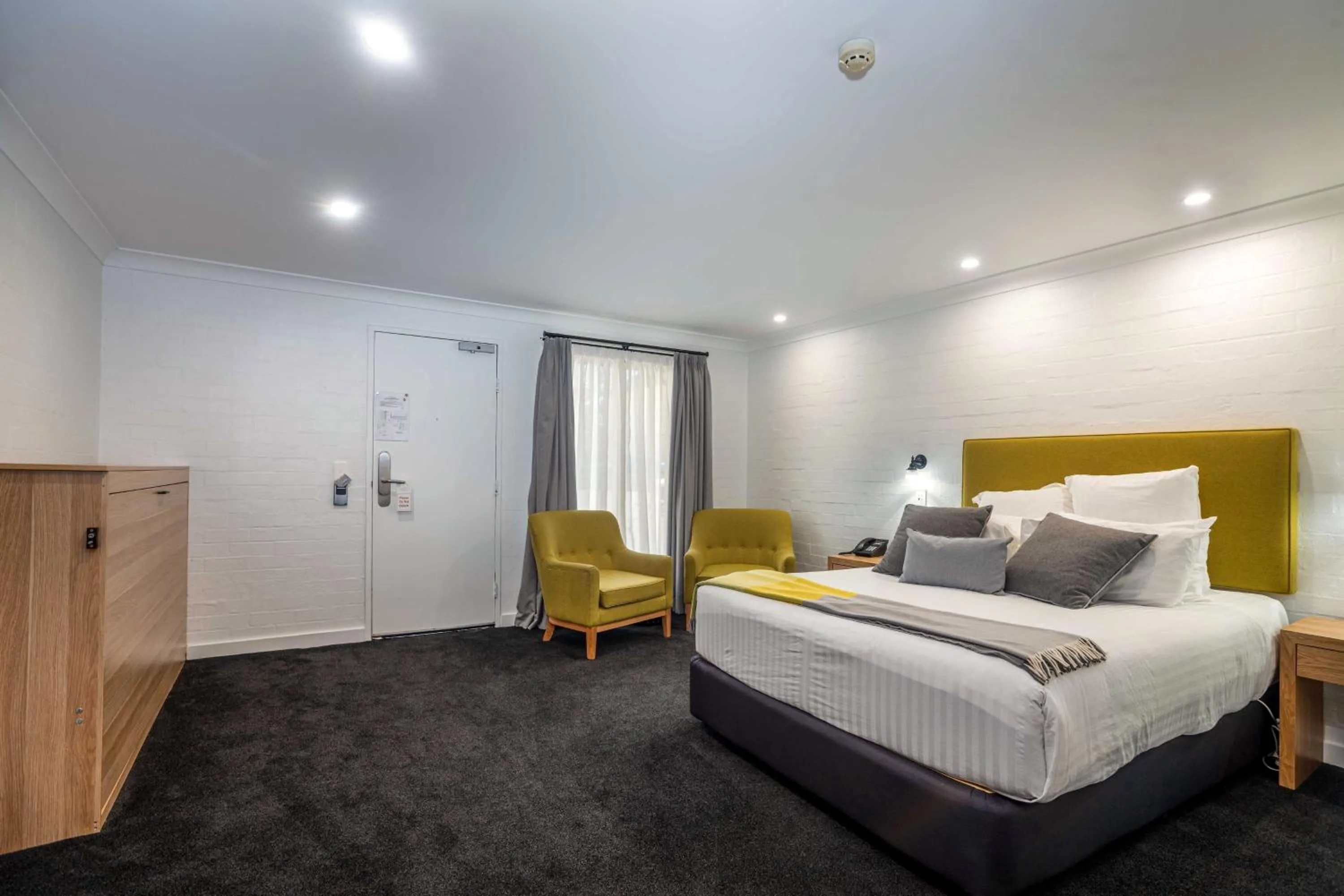 Photo of the whole room, Bed in Town Square Motel