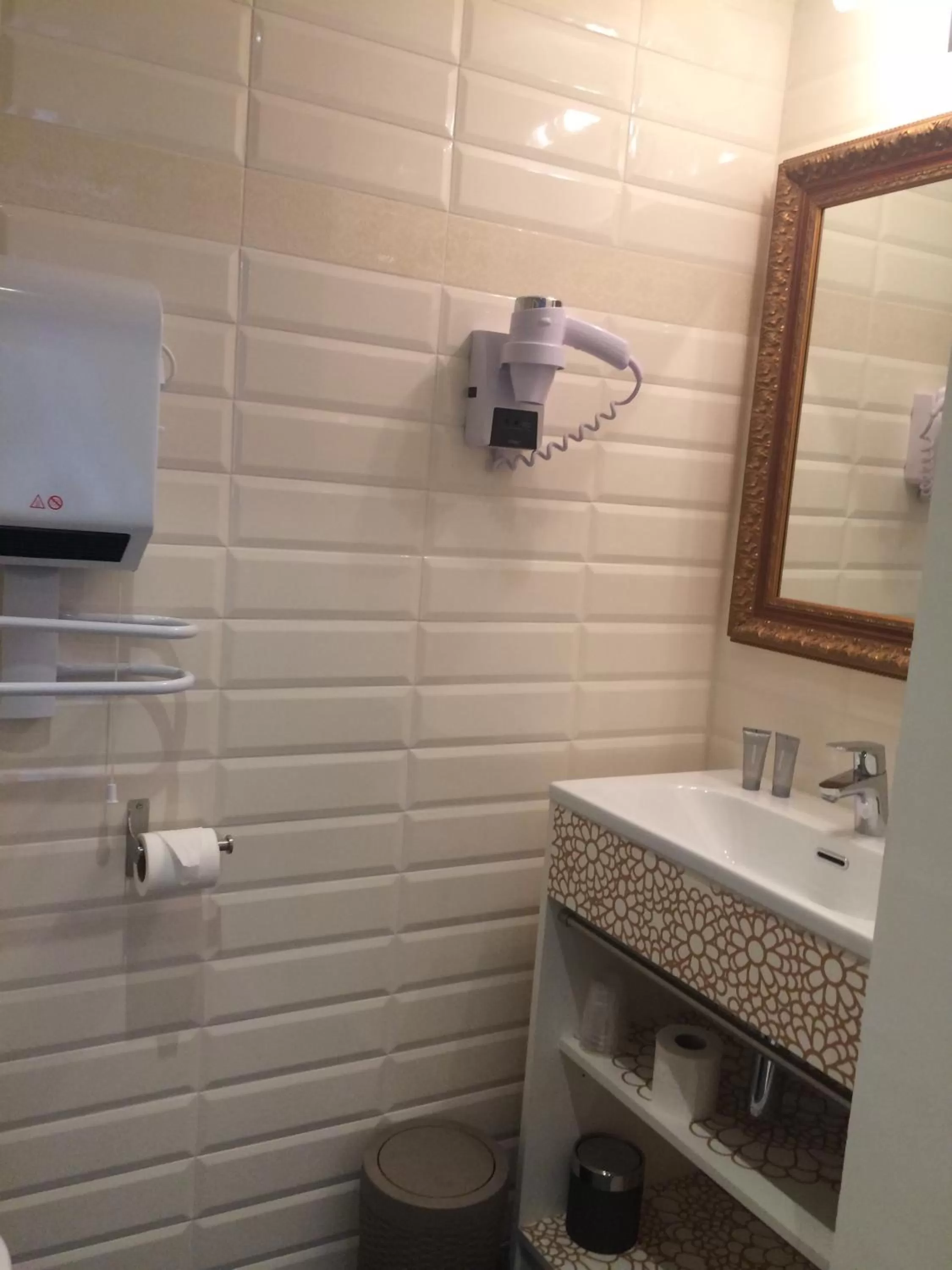 Twin Room South Facing in Hotel Restaurant Edmond's