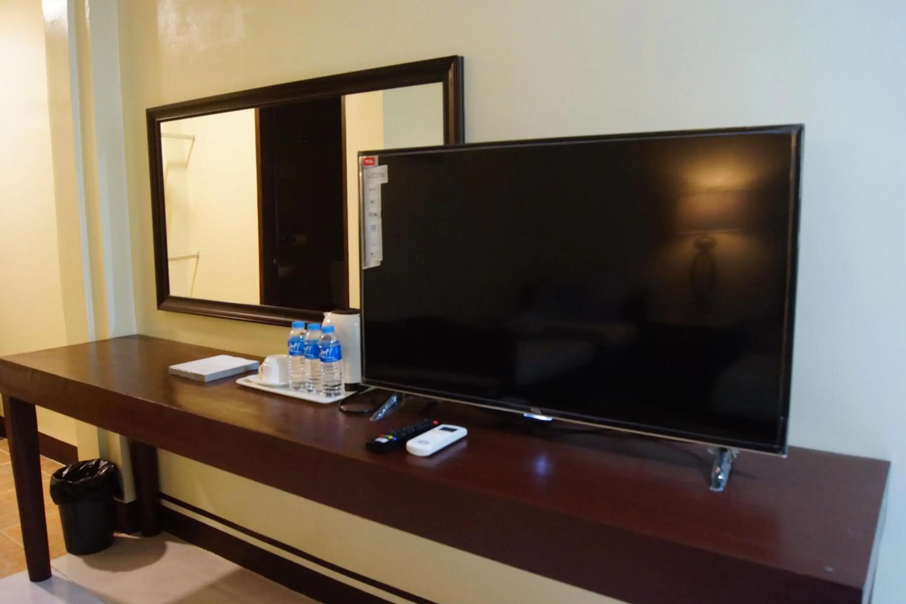 Bed, TV/Entertainment Center in B&J Guesthouse Tagbilaran