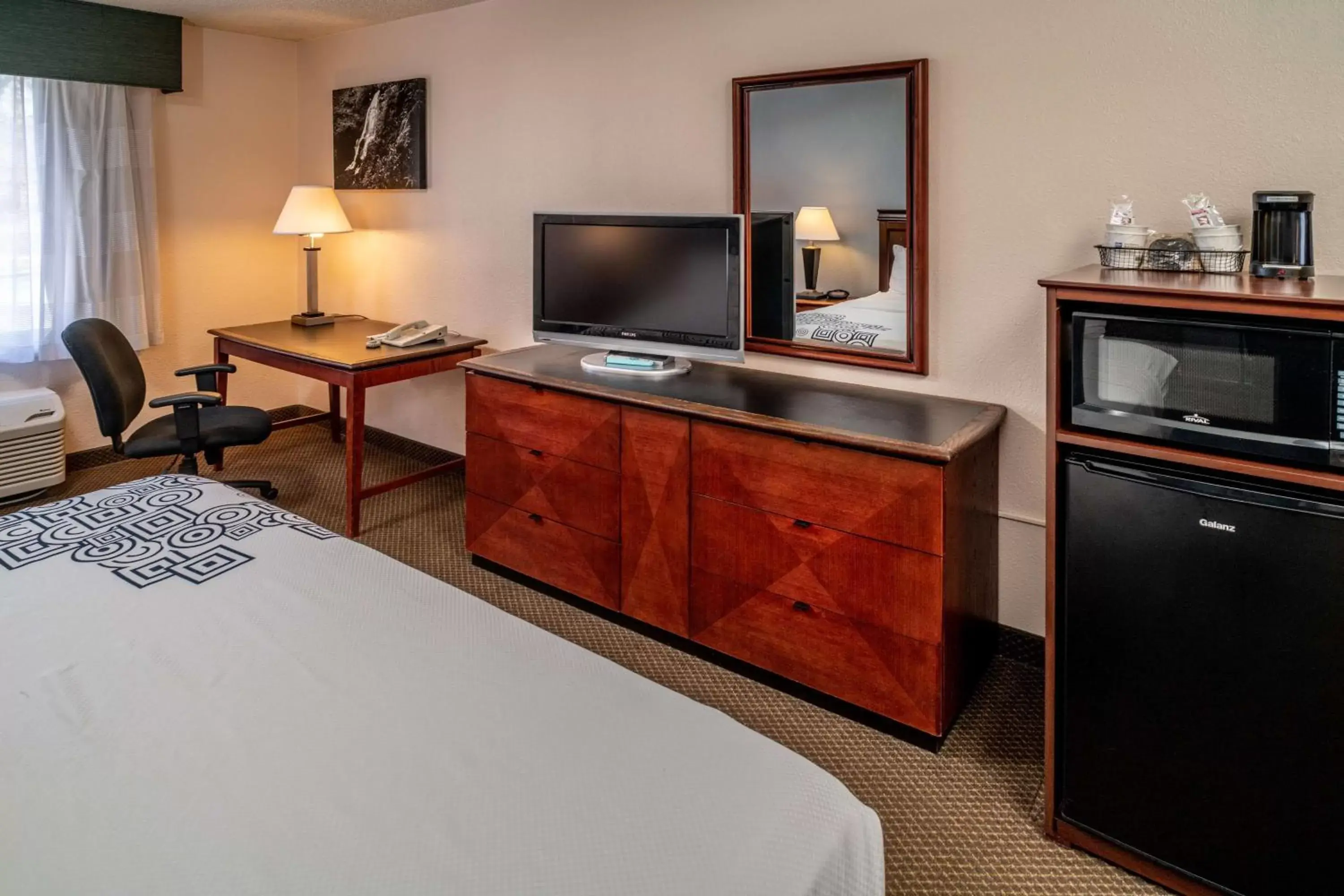 Photo of the whole room, TV/Entertainment Center in Best Western Huntington Mall Inn