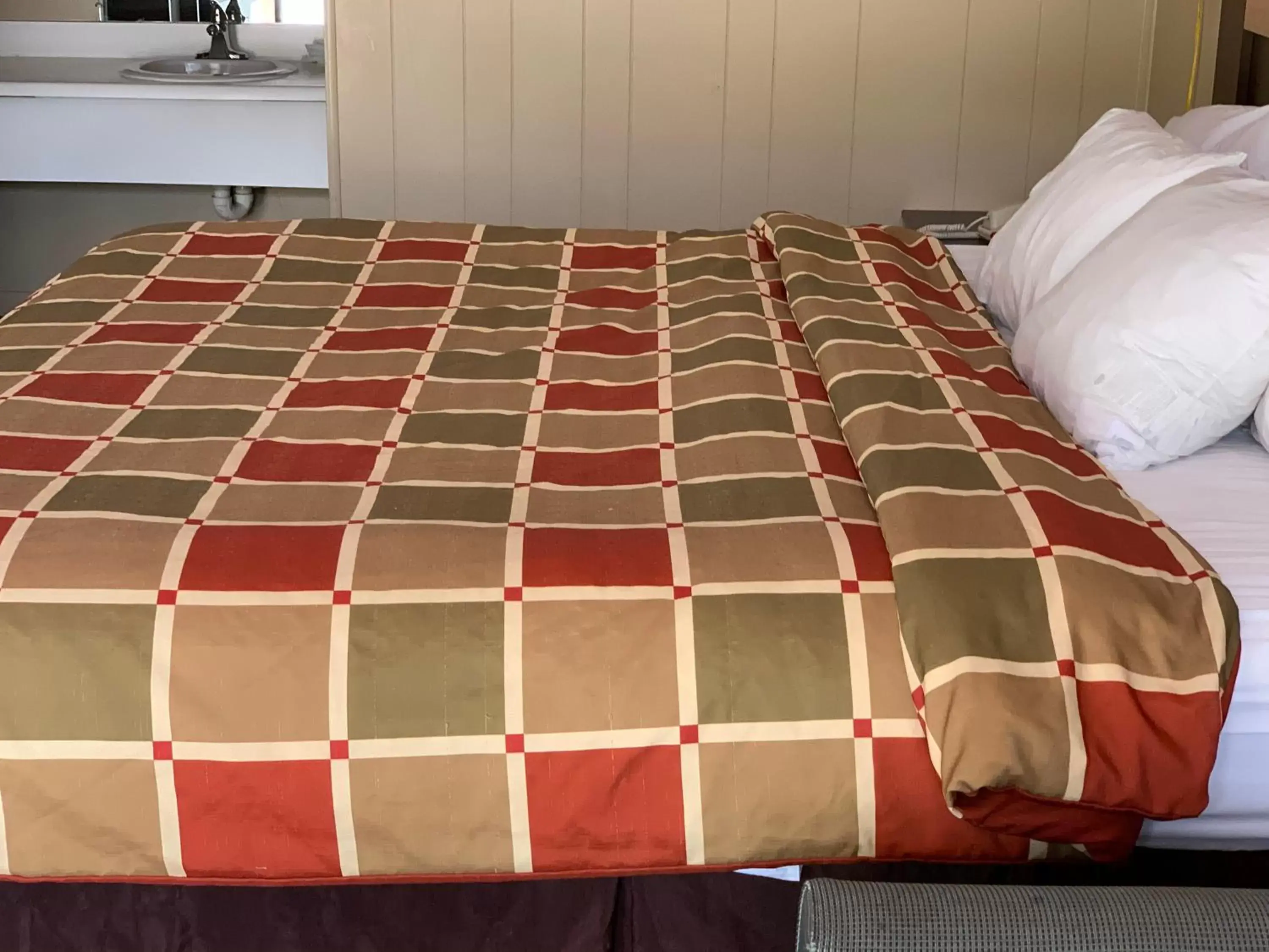 Bed in Travelowes Motel - Maggie Valley