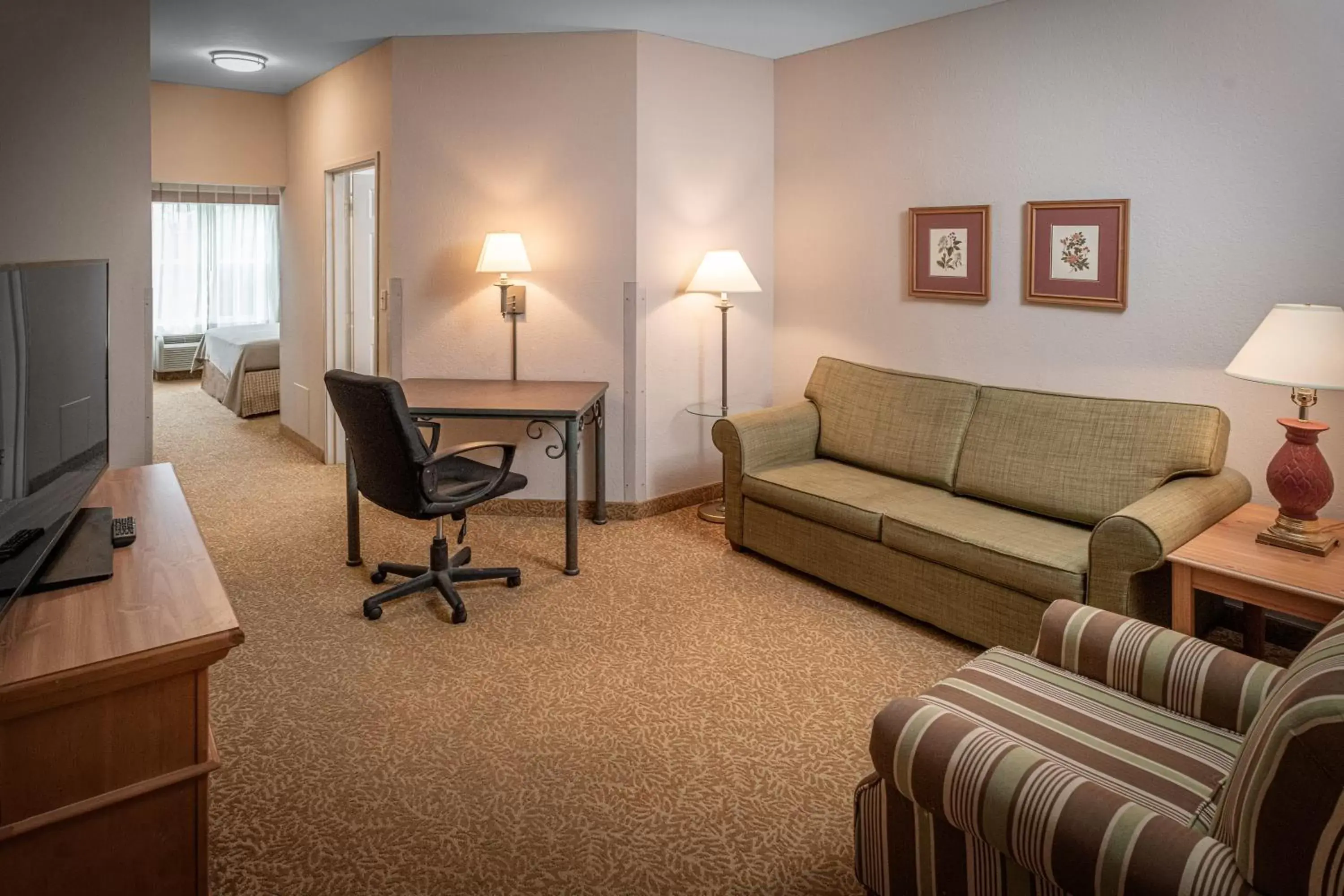 Living room, Seating Area in Country Inn & Suites by Radisson, Beckley, WV