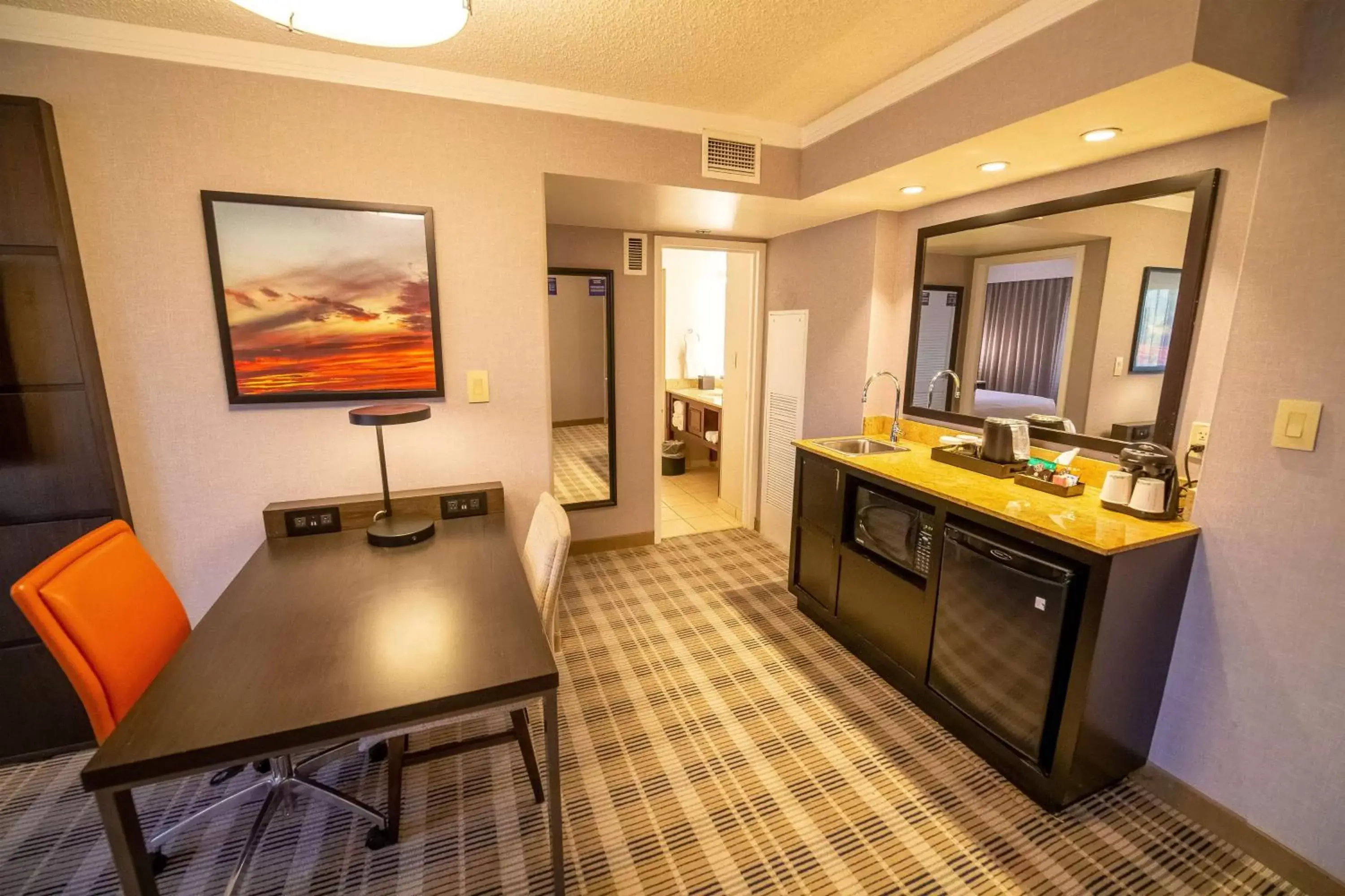 Bedroom, Kitchen/Kitchenette in Embassy Suites by Hilton Kansas City Overland Park