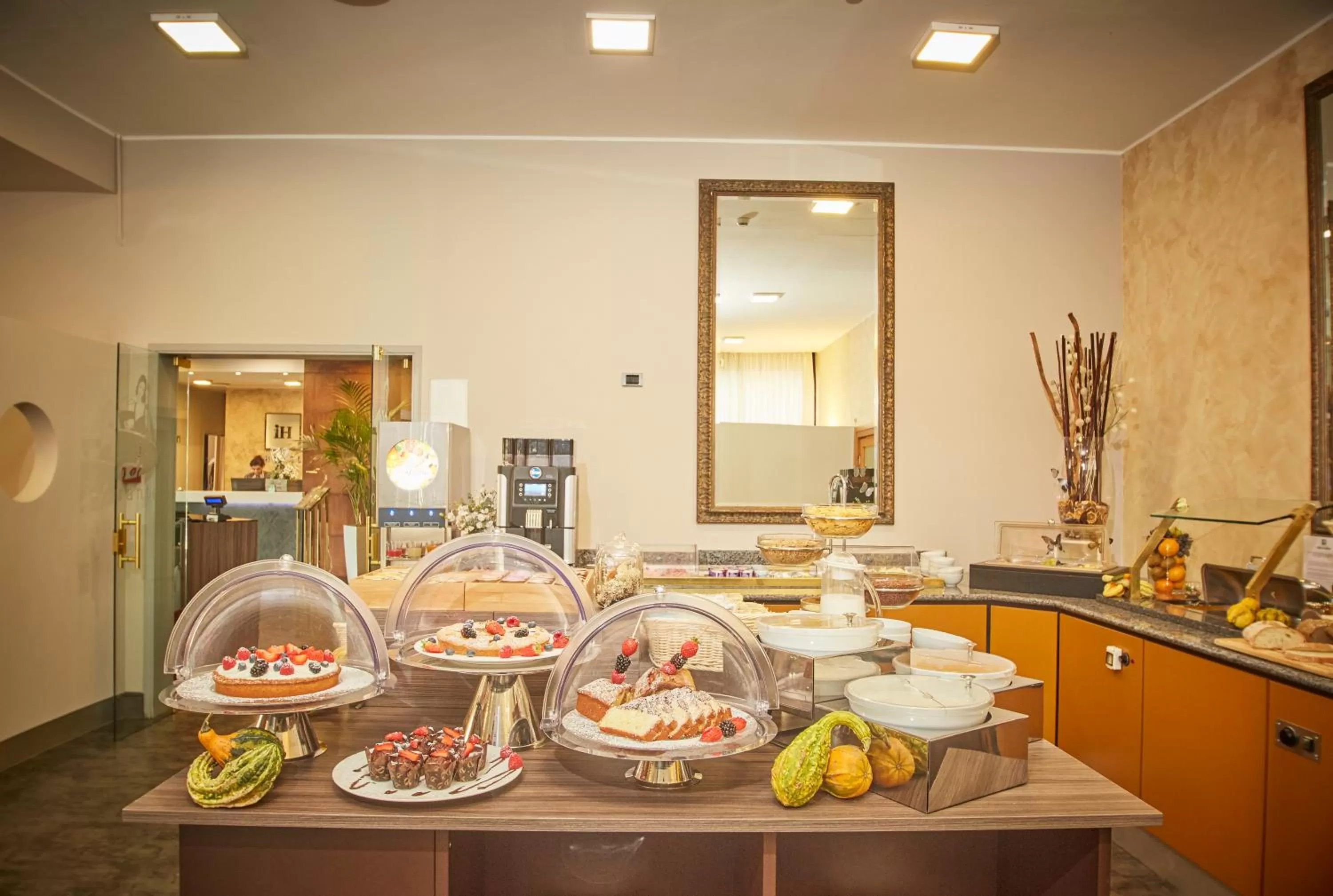 American breakfast in iH Hotels Milano Lorenteggio