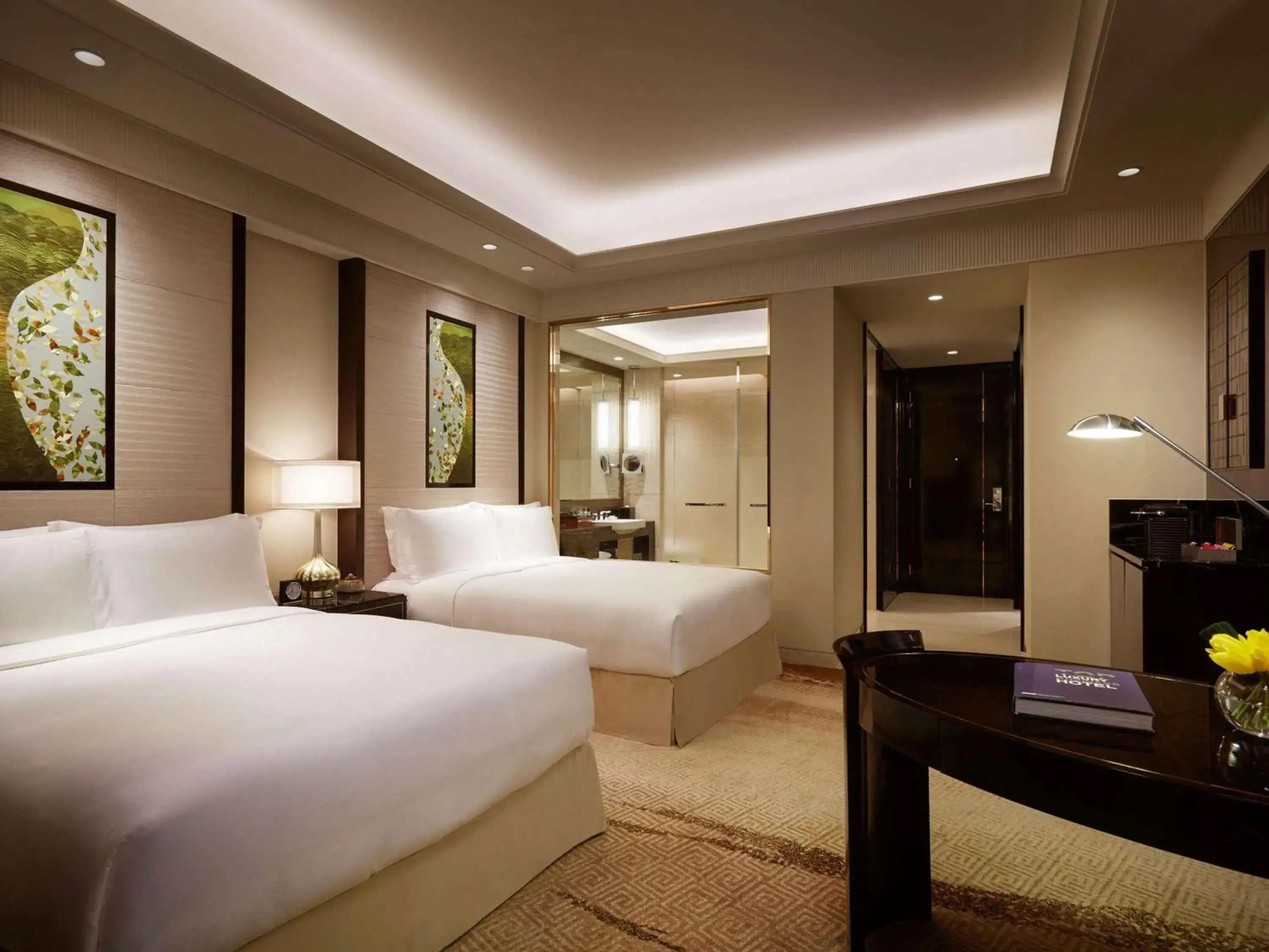 Photo of the whole room, Bed in Fairmont Chengdu