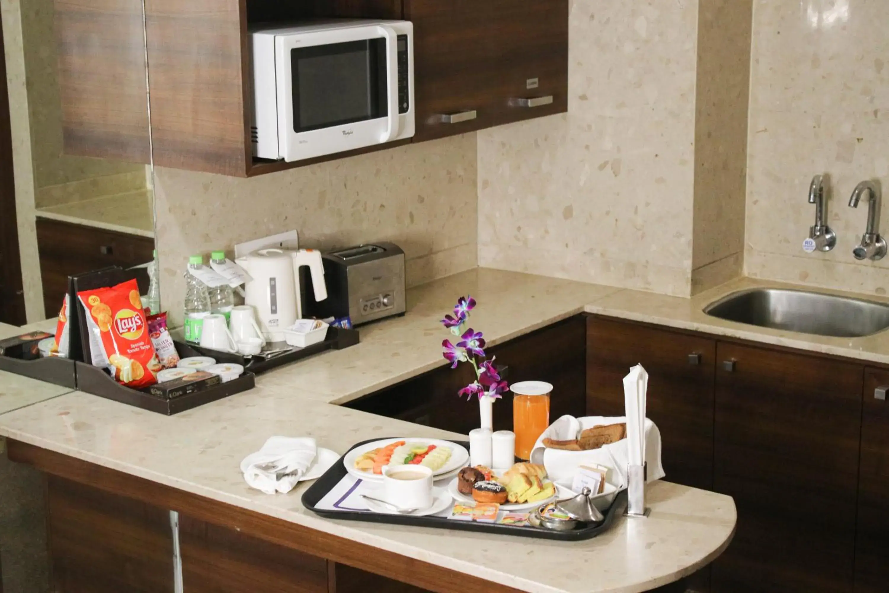 Coffee/tea facilities in Mahagun Sarovar Portico Suites Ghaziabad