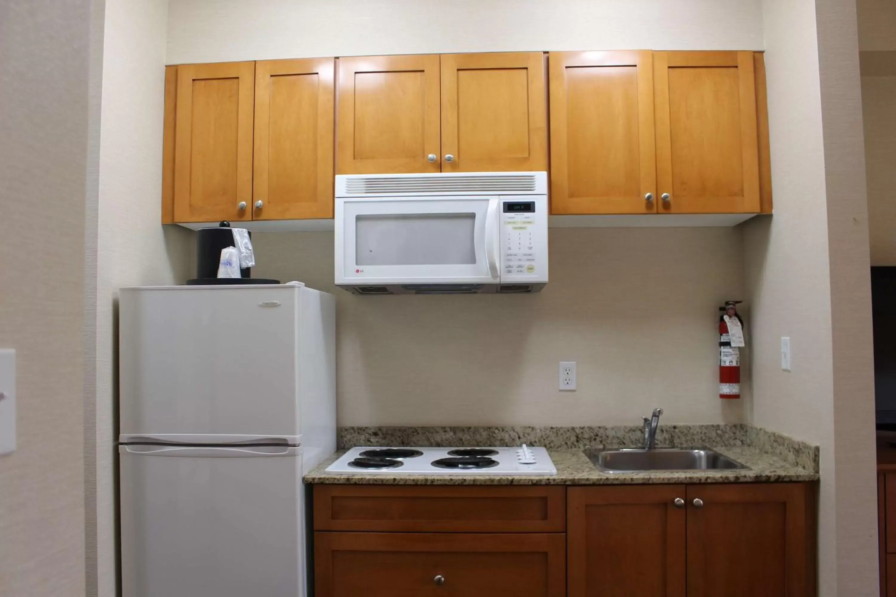 Photo of the whole room, Kitchen/Kitchenette in Best Western King George Inn & Suites