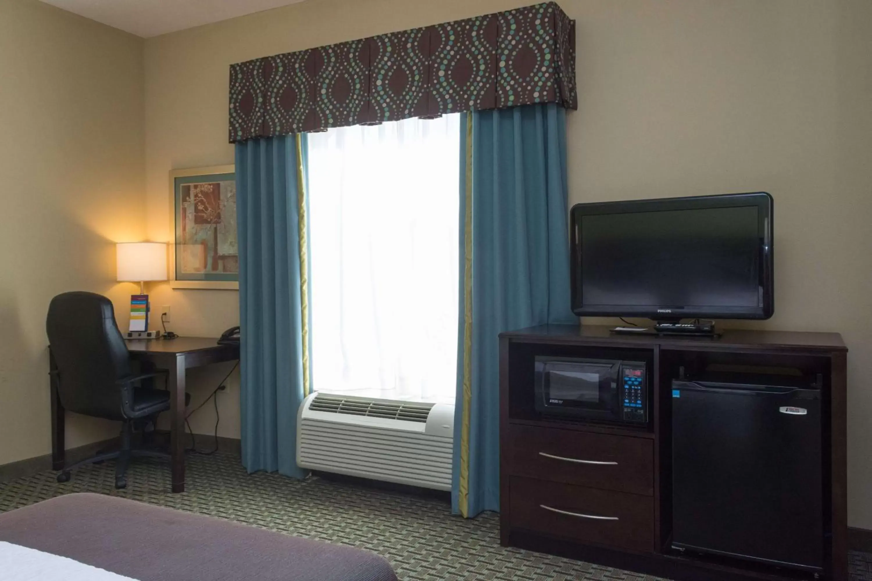 Bedroom, TV/Entertainment Center in Hampton Inn Dandridge