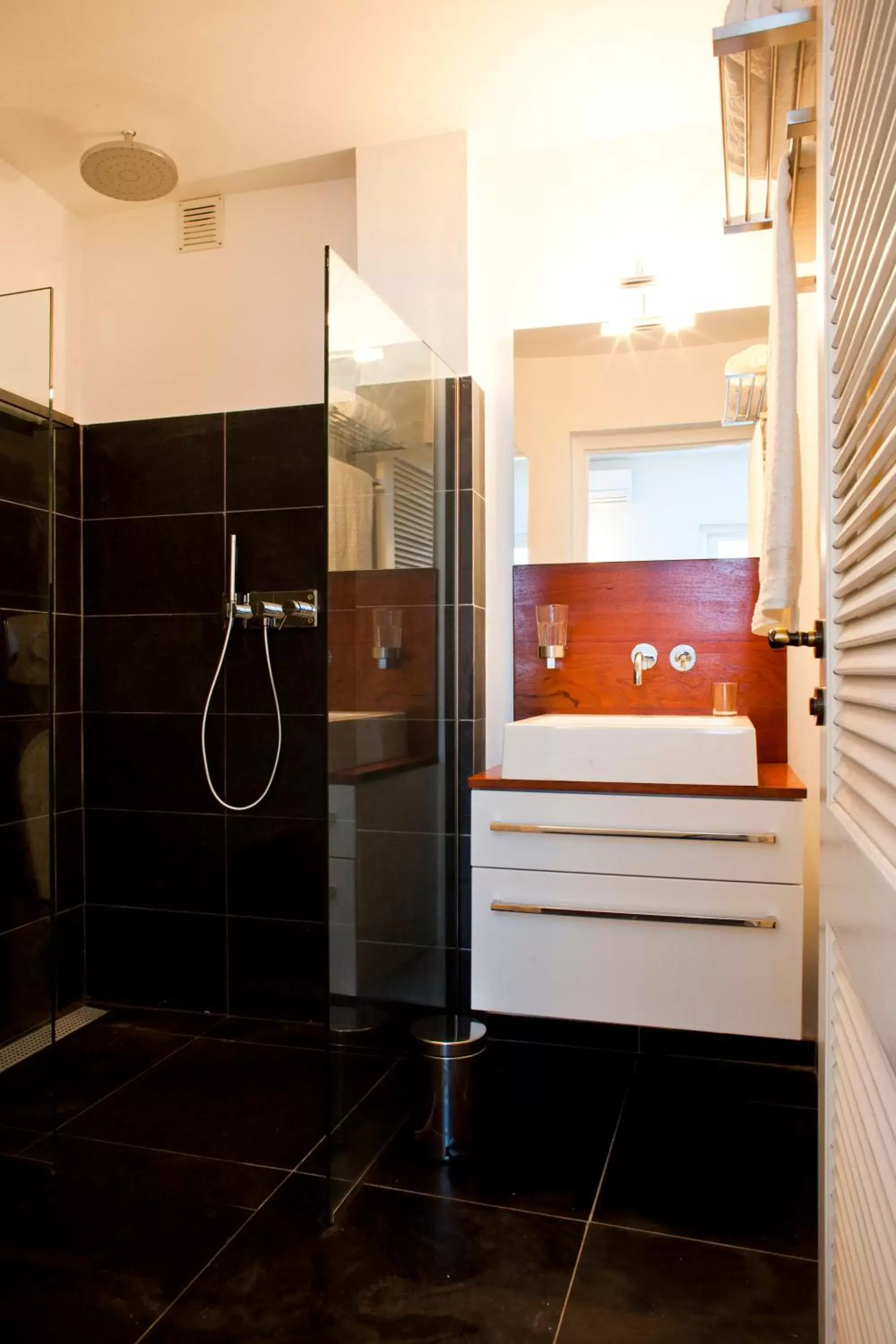 Shower, Bathroom in Scuba Lodge & Suites