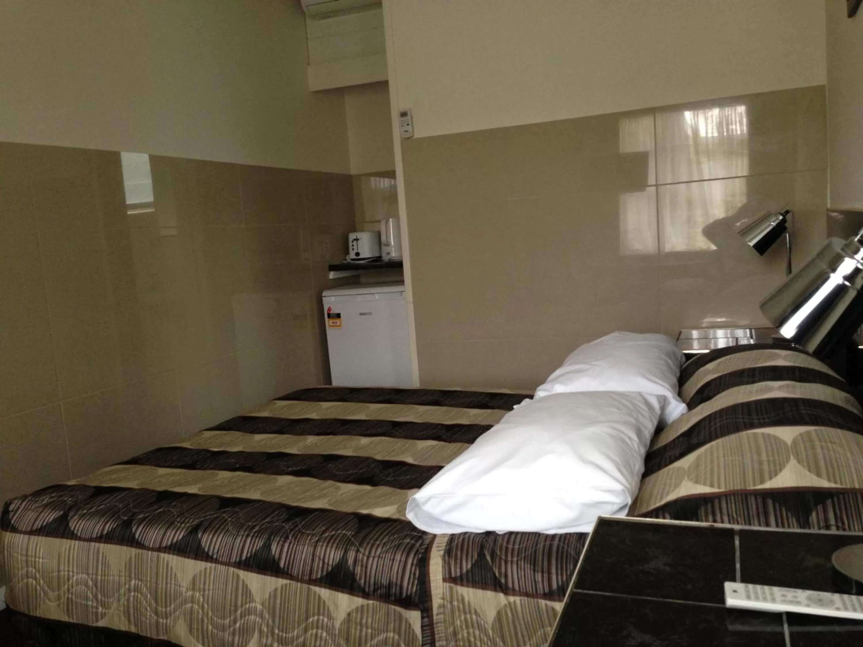 Bedroom, Bed in Avalon Motel