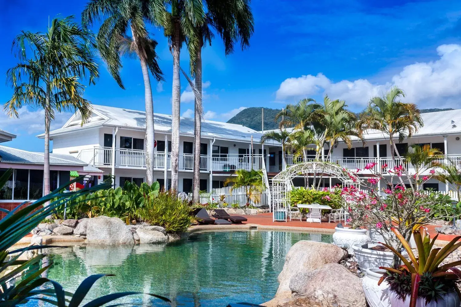 Property building, Swimming Pool in South Cairns Resort