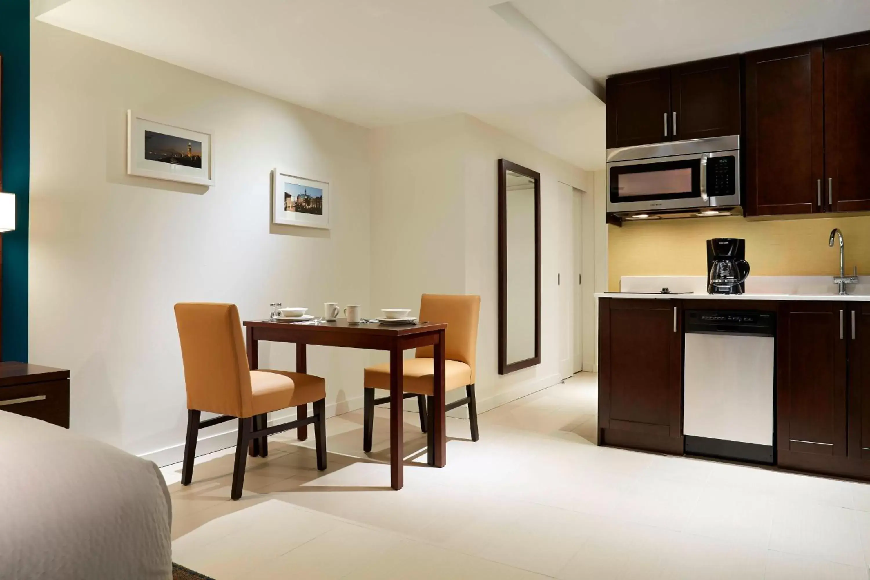 Photo of the whole room, Kitchen/Kitchenette in Residence Inn by Marriott Montréal Downtown