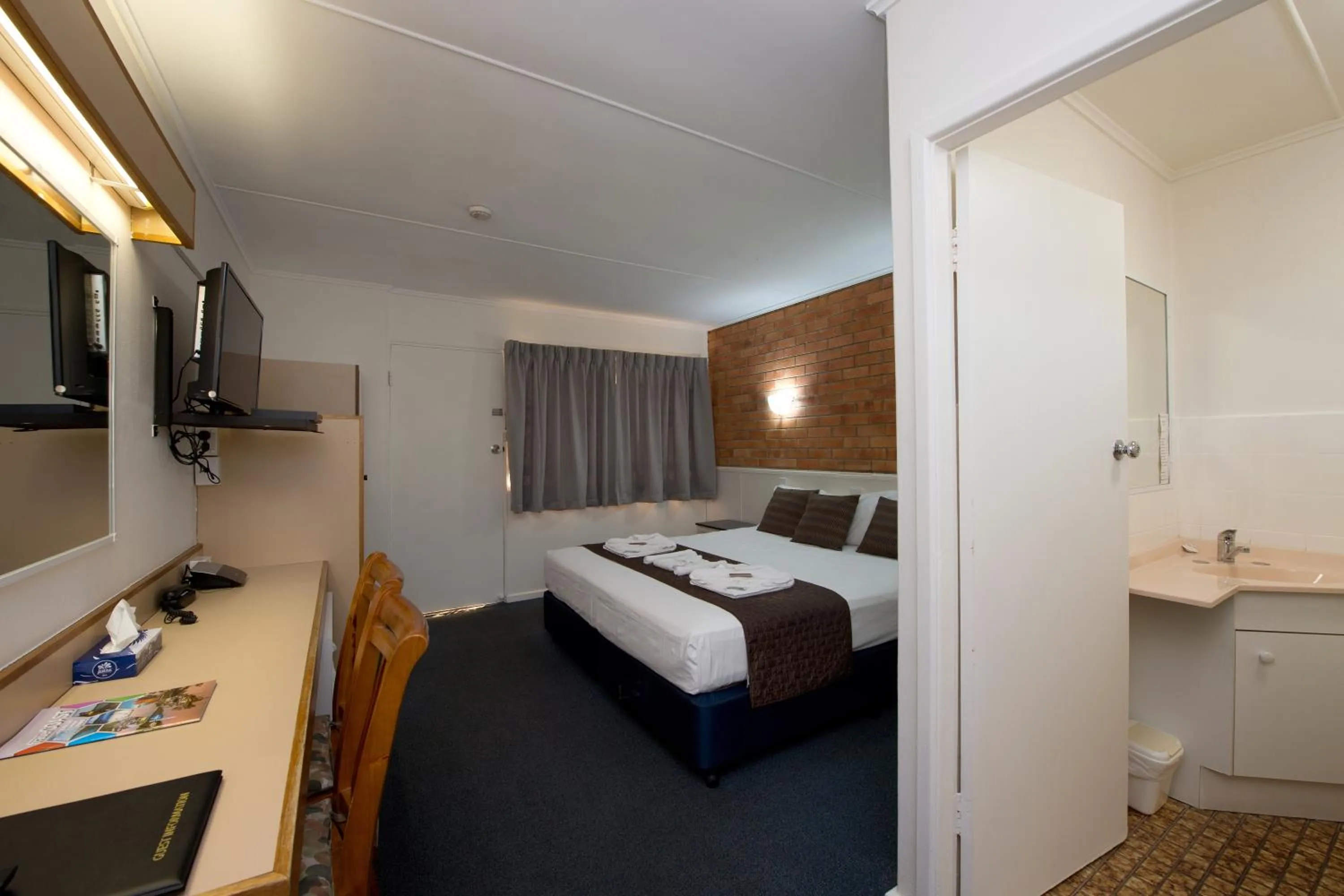 Photo of the whole room, Bed in Mineral Sands Motel