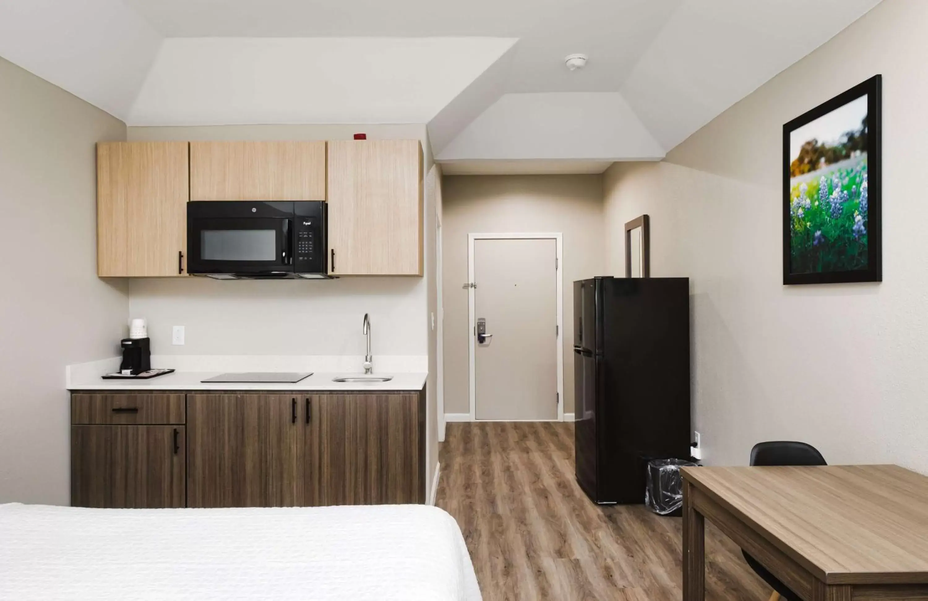 Bedroom, Kitchen/Kitchenette in SureStay Studio by Best Western Conroe Downtown