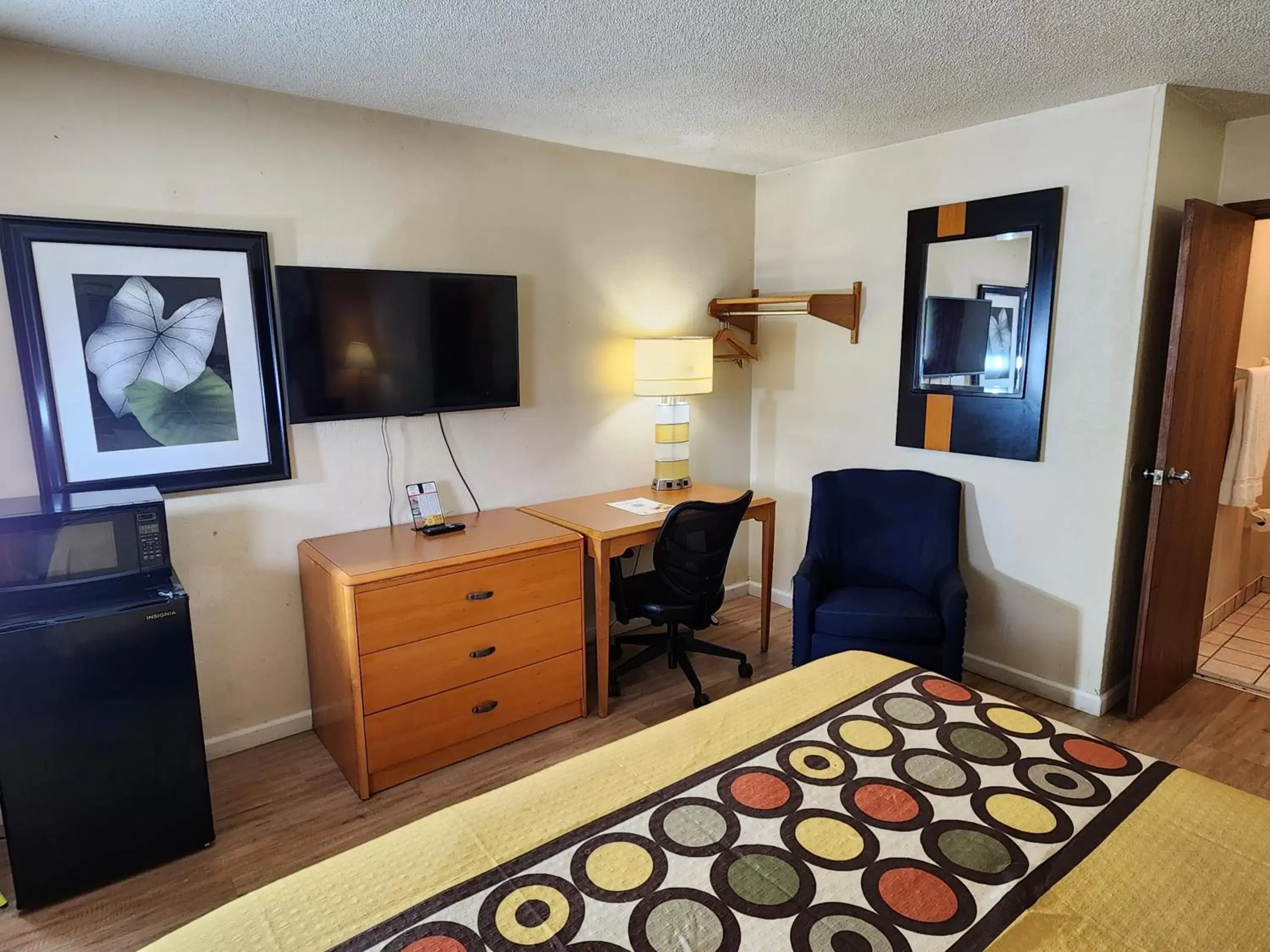 Photo of the whole room, TV/Entertainment Center in WestSpring Inn - Westlake Cleveland