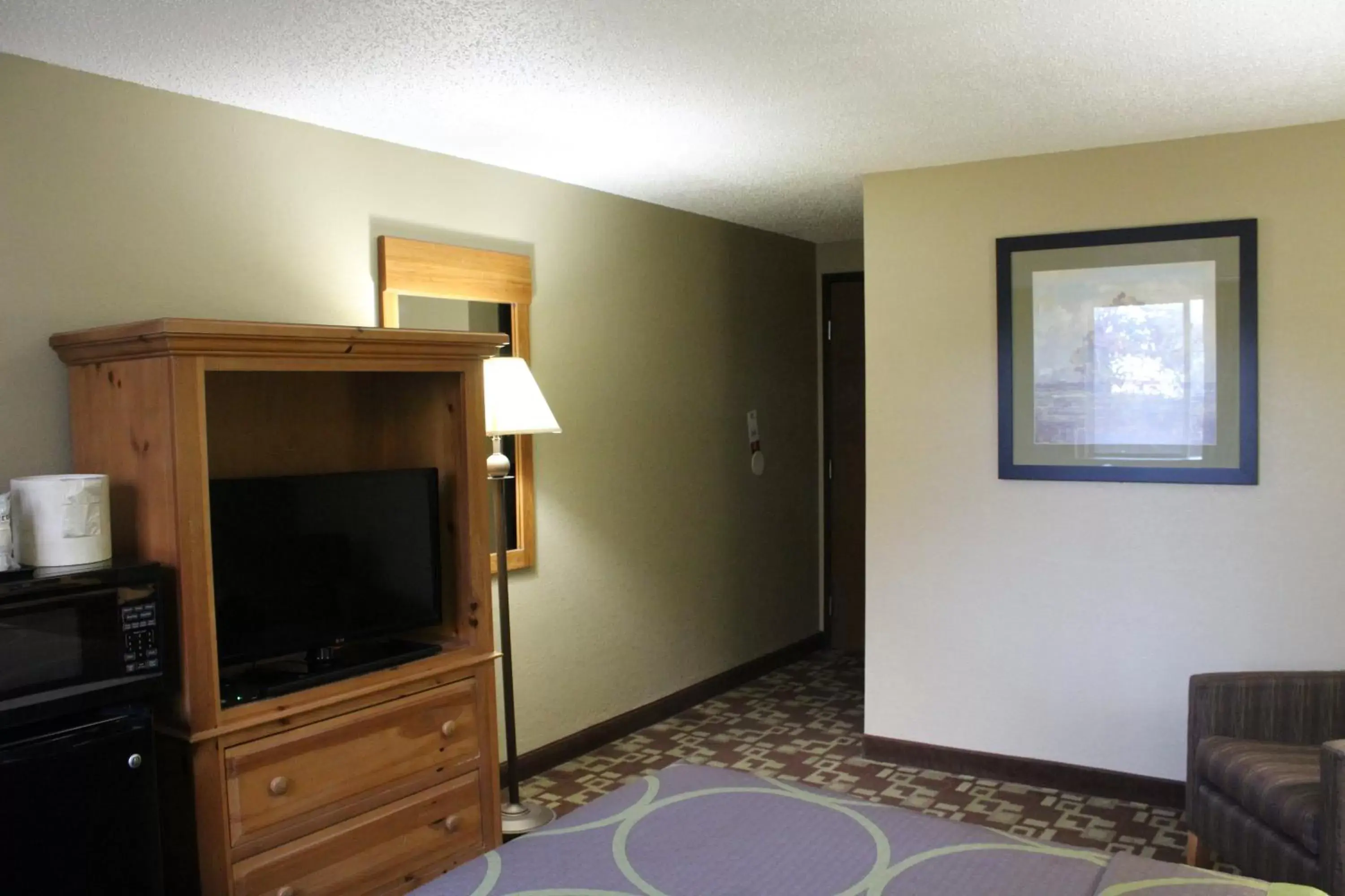 Bedroom, TV/Entertainment Center in Super 8 by Wyndham Kearney