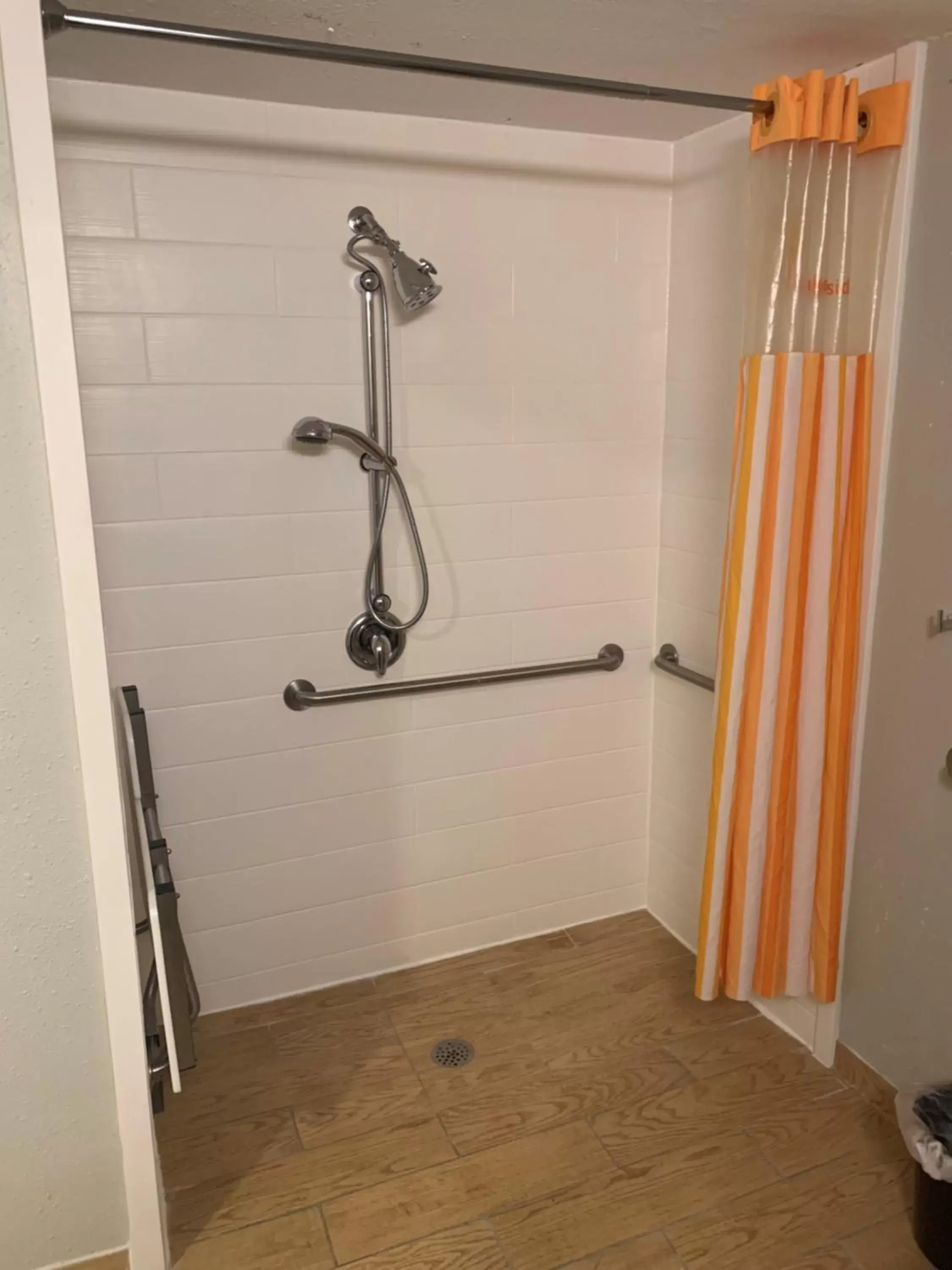 Shower, Bathroom in La Quinta by Wyndham Philadelphia Airport