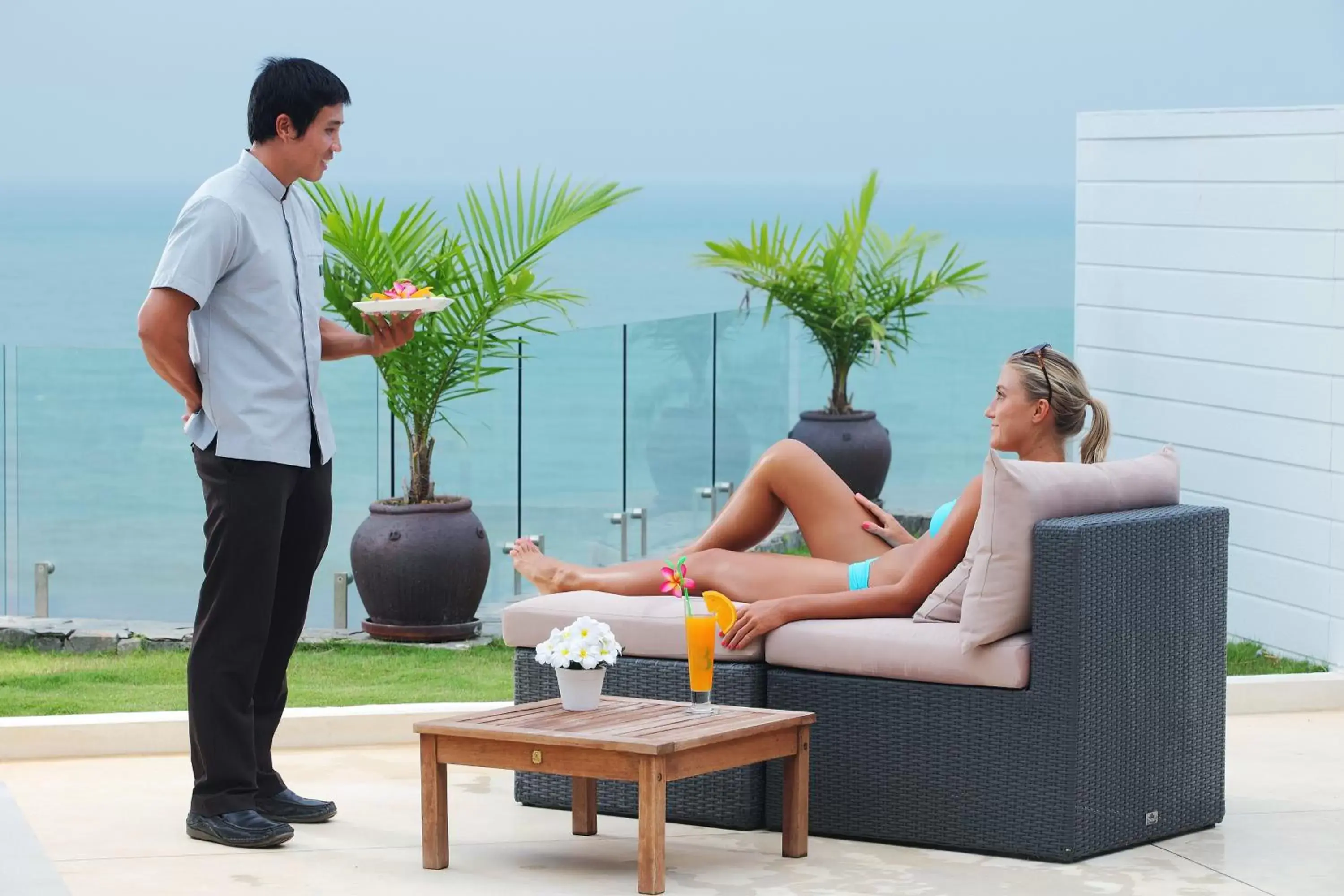 Lounge or bar in The Cliff Resort & Residences