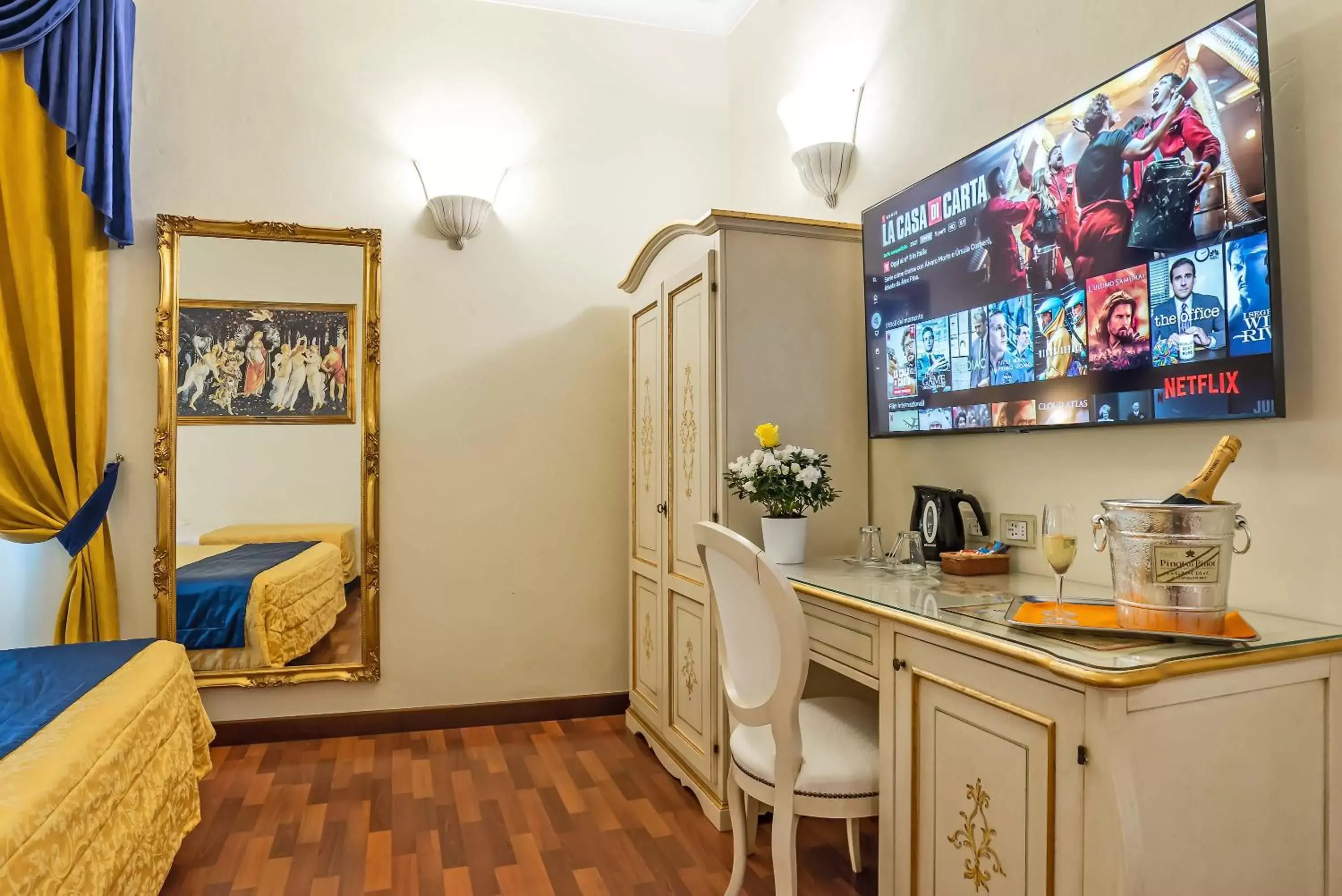 TV and multimedia, TV/Entertainment Center in Hotel Porta Faenza