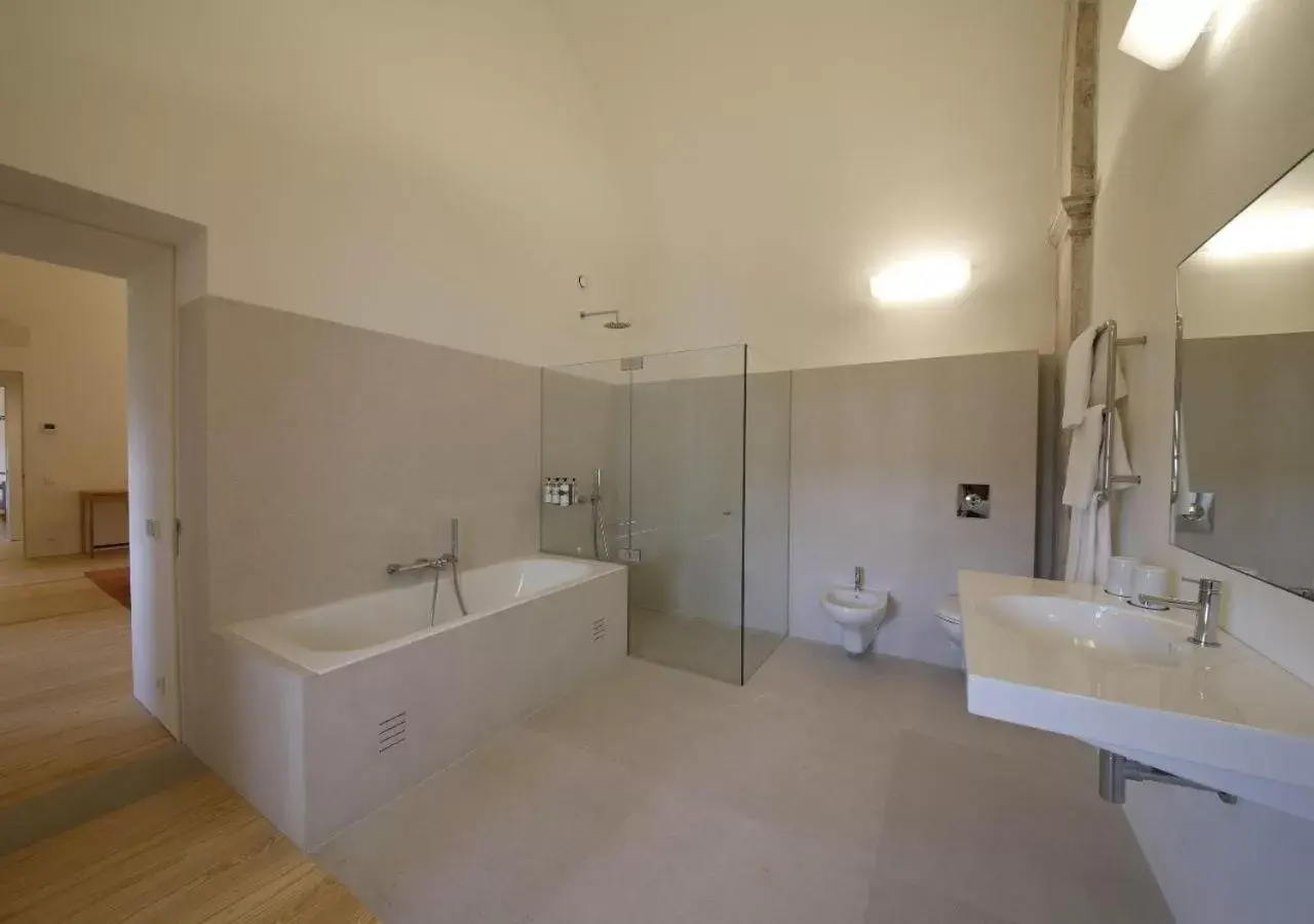 Shower, Bathroom in Montebelo Mosteiro de Alcobaça Historic Hotel