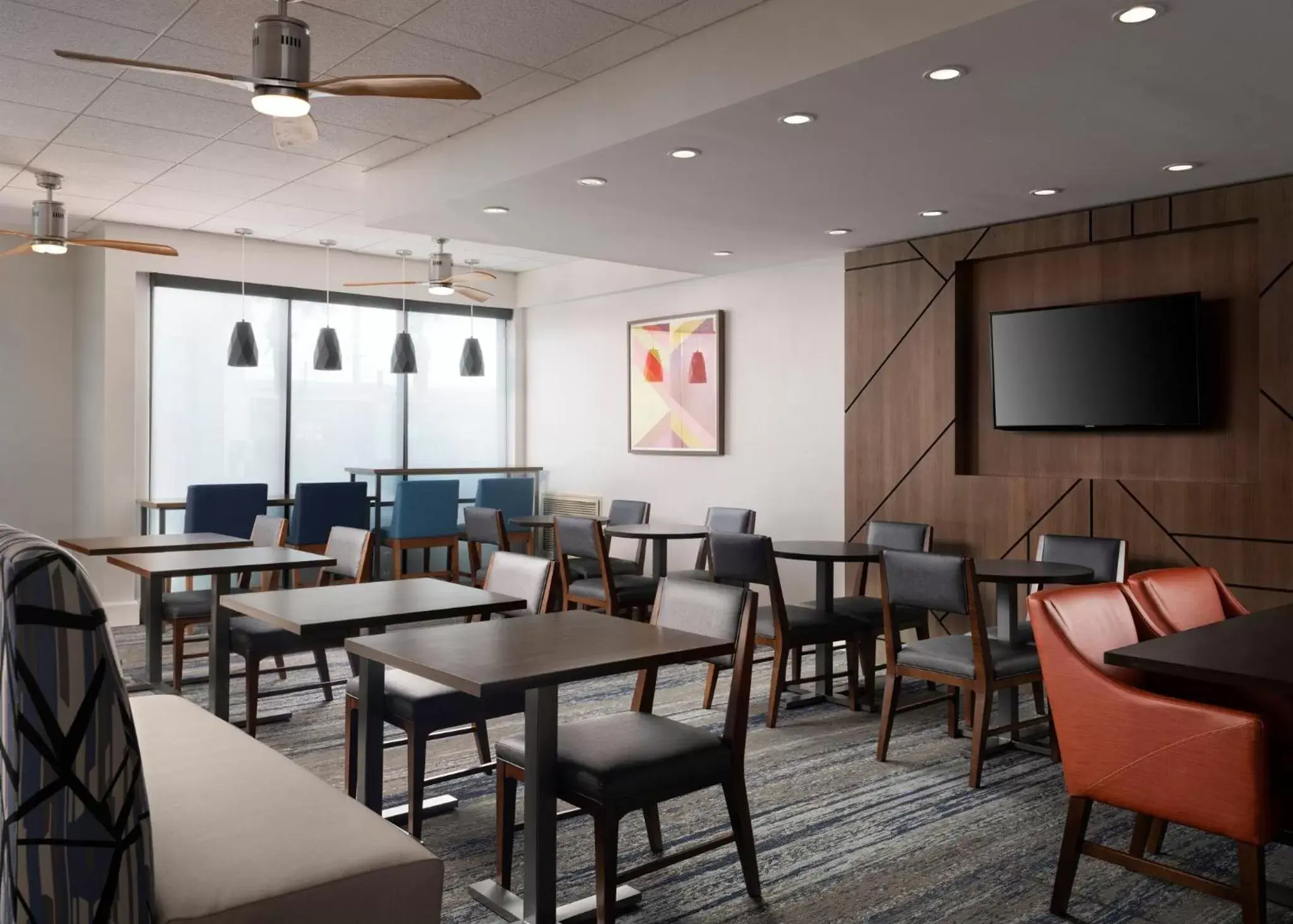 Breakfast, Lounge/Bar in Holiday Inn Express and Suites New Orleans Airport, an IHG Hotel