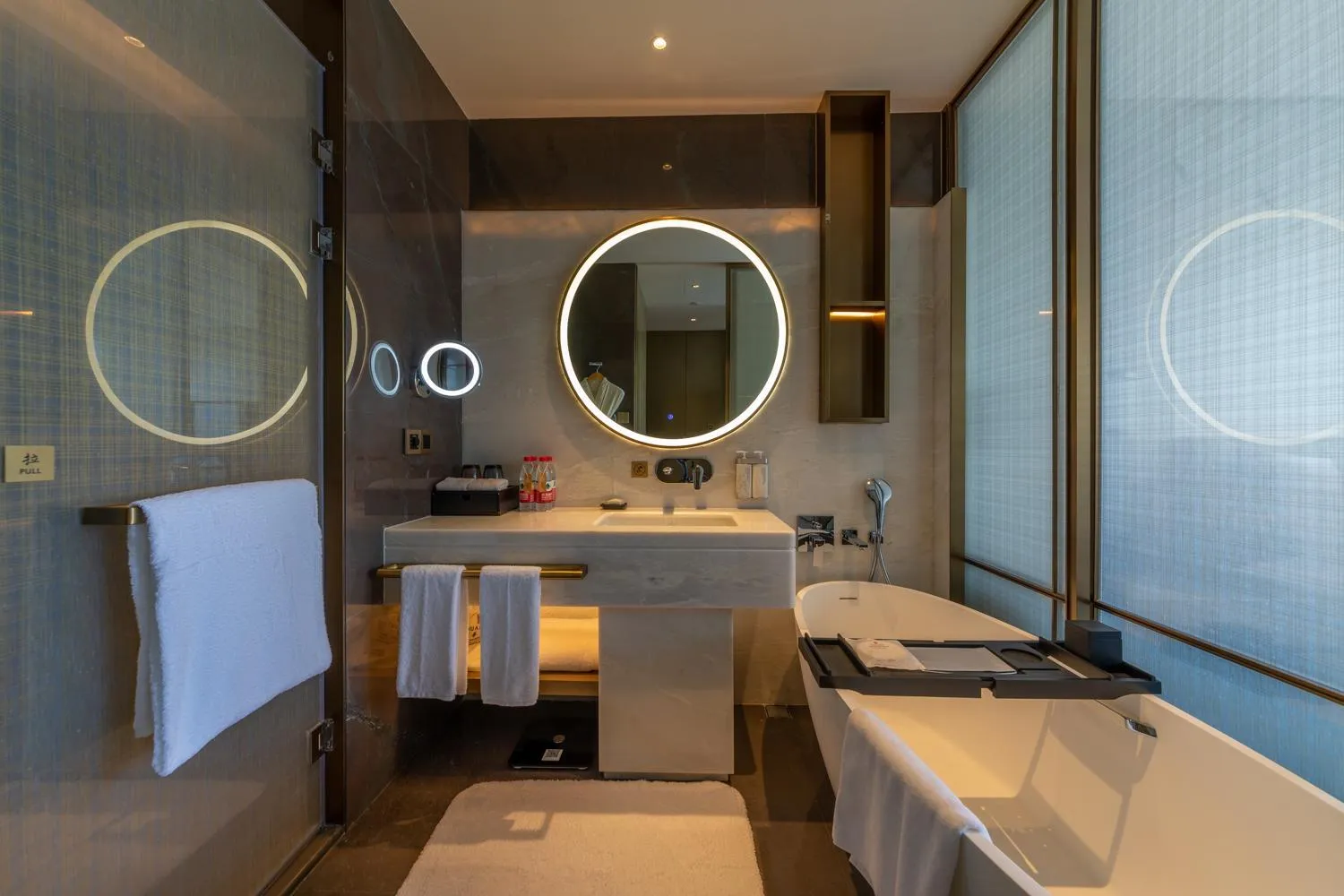 Bathroom in HUALUXE Xi'an Chanba by IHG-西安浐灞华邑酒店-Near Xi'an International Convention Exhibition Center and Shopping mall and The Romantic show of Xi'an-Free Luggage Storage-English Service