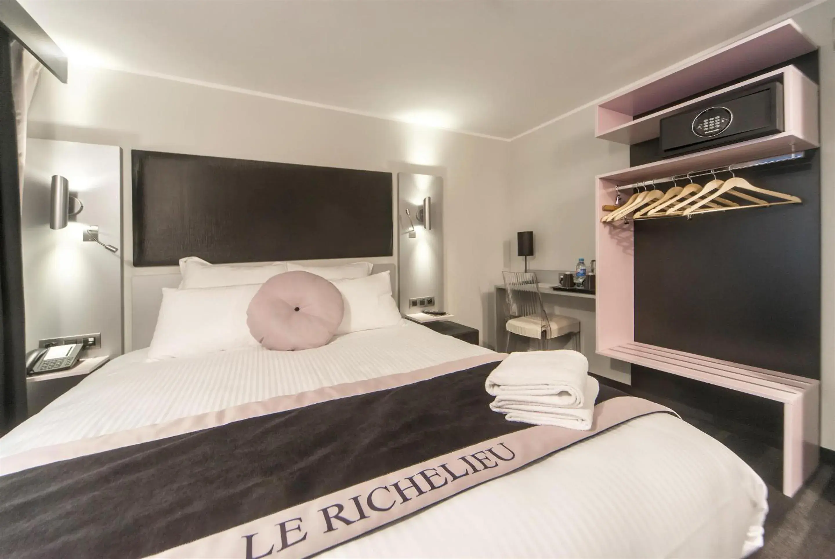 Bed in Best Western Richelieu Lyon Part-Dieu