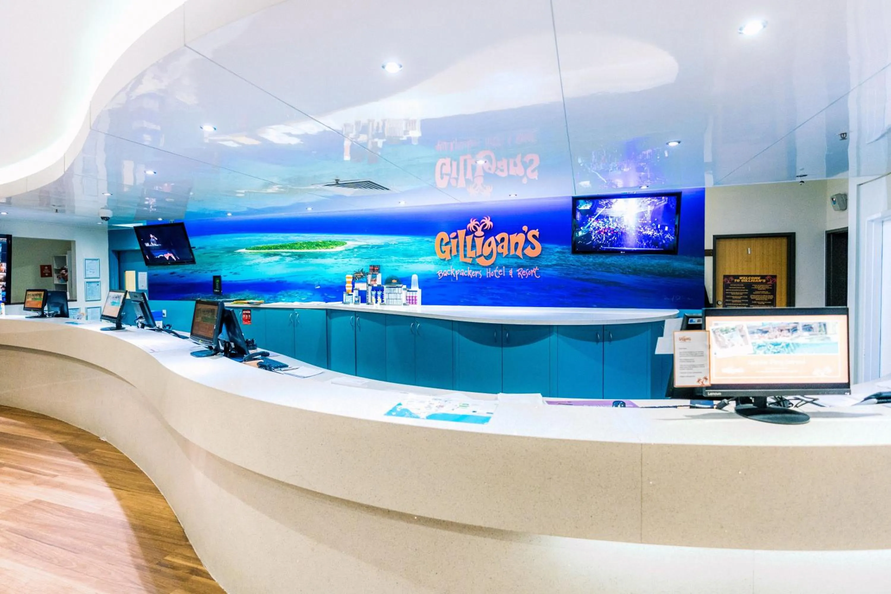 Facade/entrance in Gilligan's Hotel & Resort Cairns