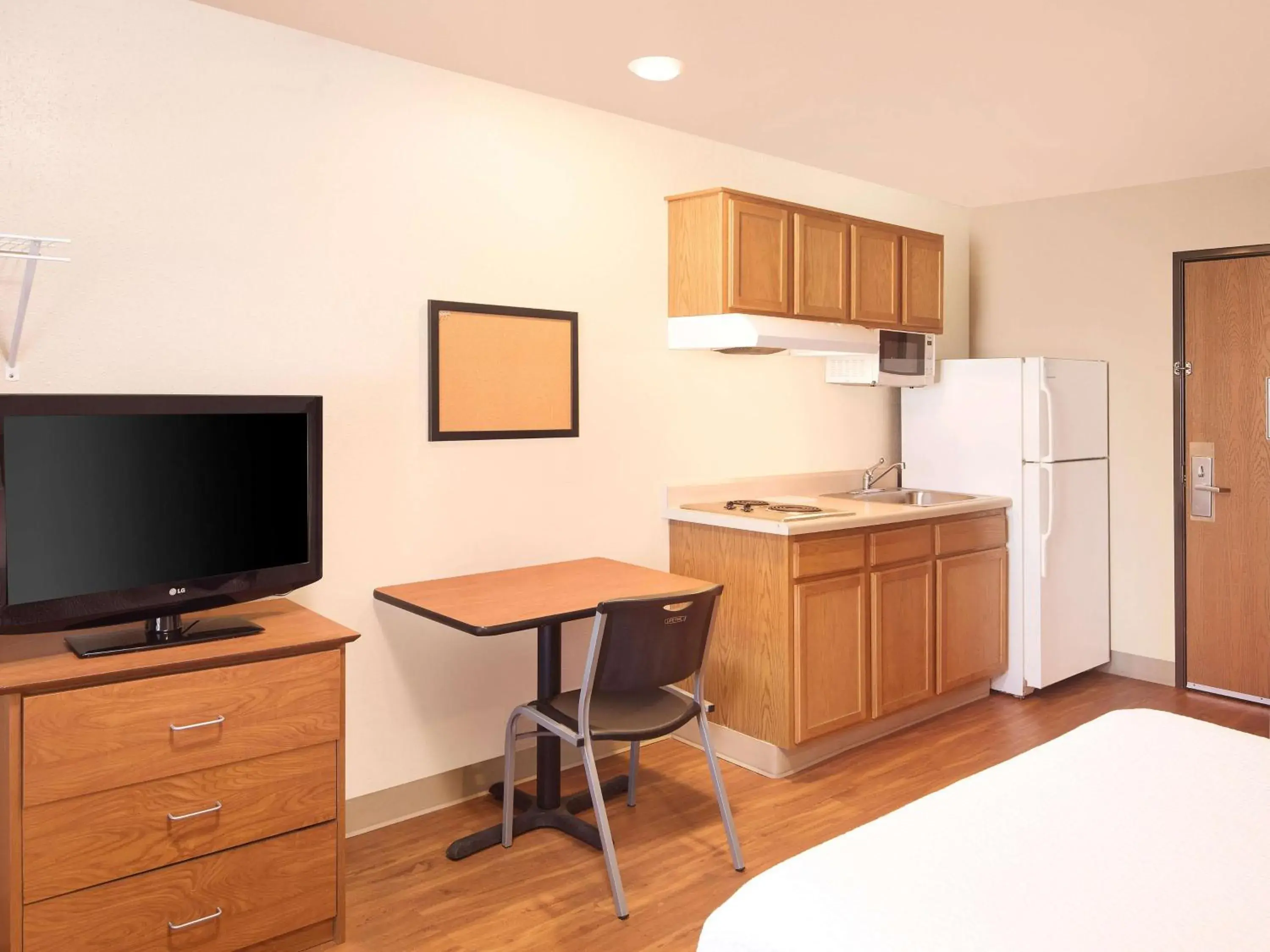 Bedroom, TV/Entertainment Center in Extended Stay America Select Suites - Indianapolis - Plainfield