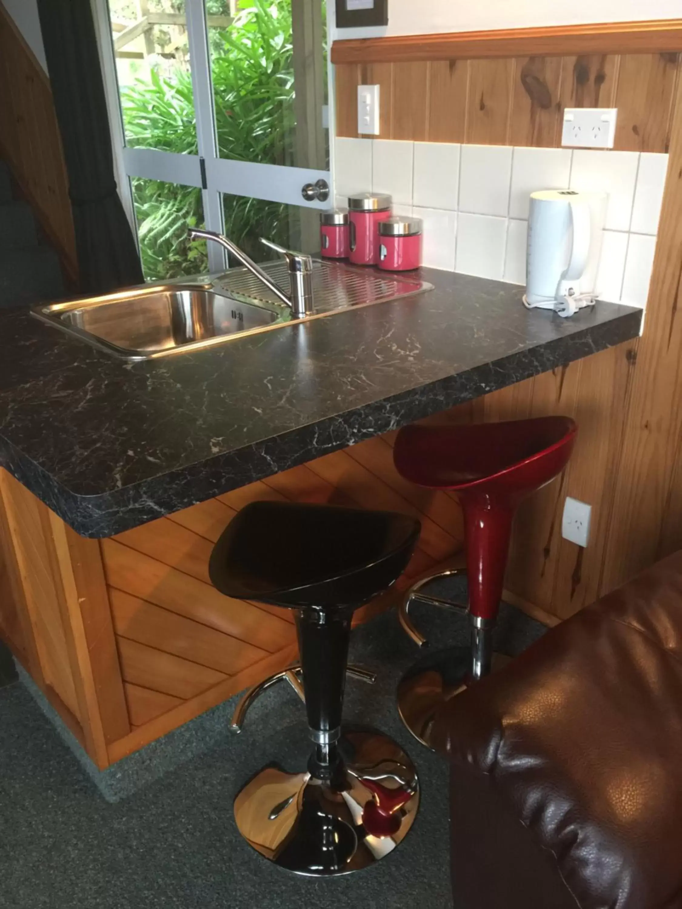 Kitchen or kitchenette, Bathroom in Grafton Cottage & Chalets