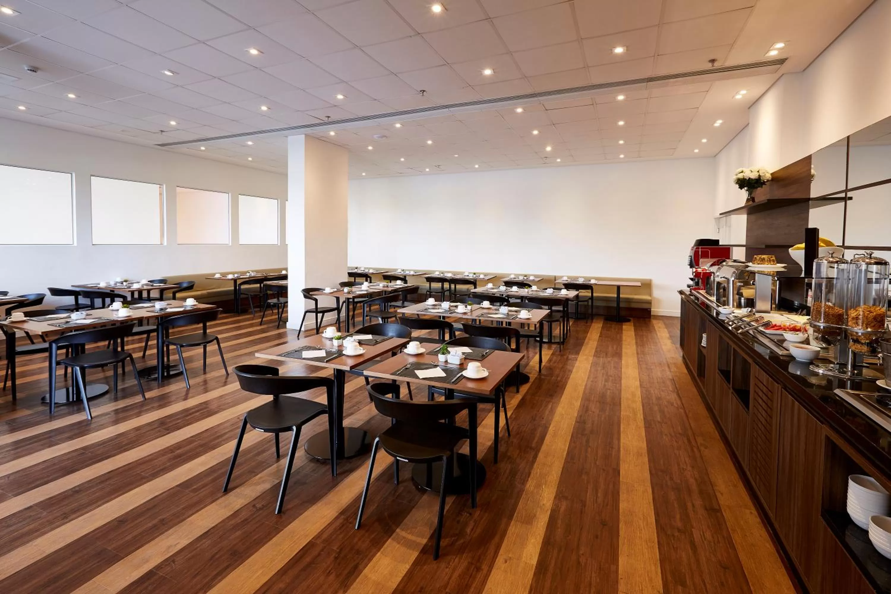 Restaurant/places to eat in Tulip Inn Itaguai